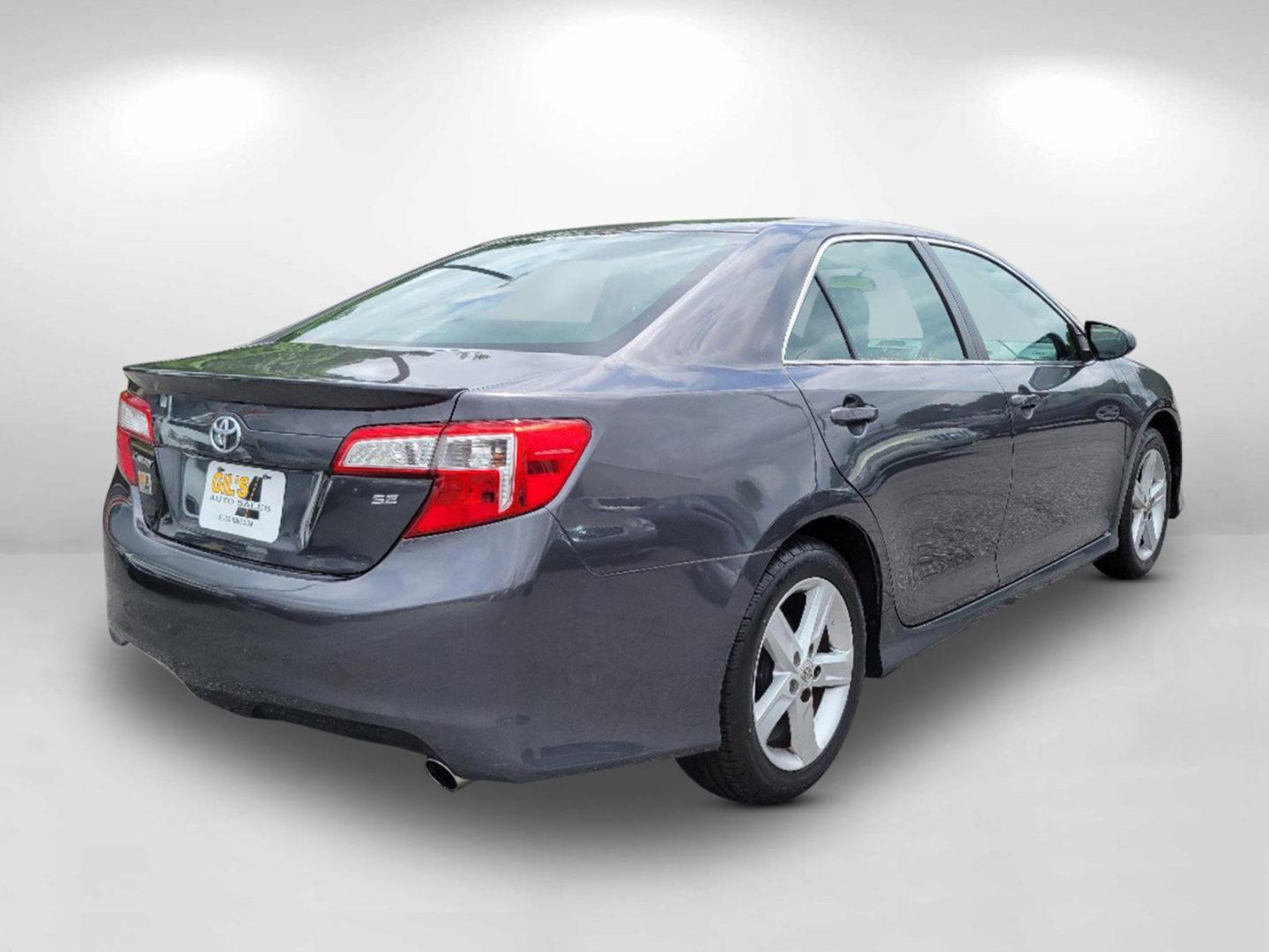 2014 Gray Toyota Camry SE (4T1BF1FK5EU) with an Regular Unleaded I-4 2.5 L/152 engine, 6-Speed Automatic w/OD transmission, located at 3959 U.S. 80 W, Phenix City, AL, 36870, (334) 297-4885, 32.469296, -85.135185 - 2014 Toyota Camry SE - Photo#4