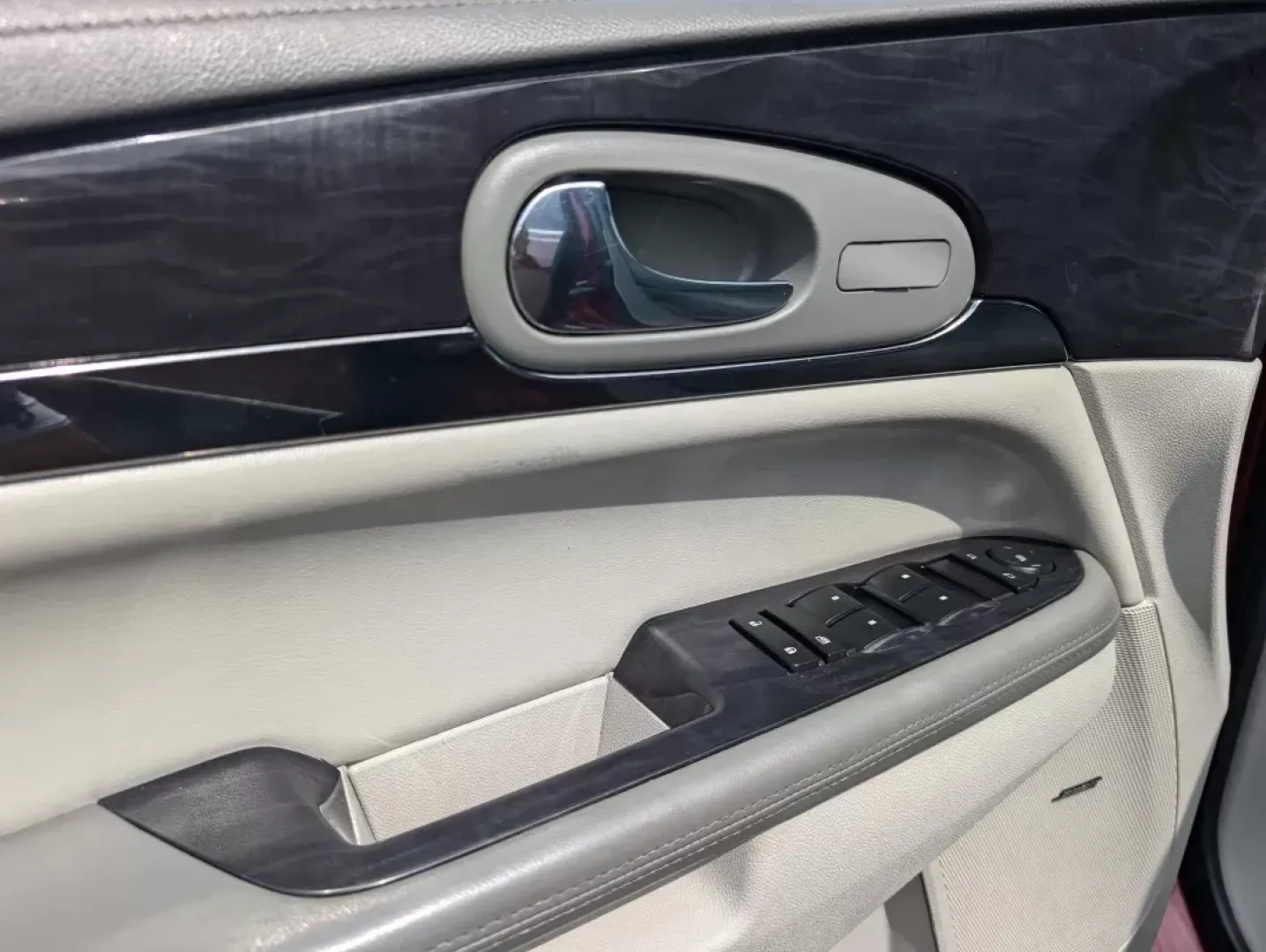 2015 /Light Titanium Buick Enclave Leather (5GAKRBKD5FJ) with an Gas V6 3.6L/217 engine, 6-Speed Automatic transmission, located at 804 22nd Ave, Phenix City, AL, 36870, (334) 297-1860, 32.484749, -85.024475 - 2015 Buick Enclave Leather - Photo#8