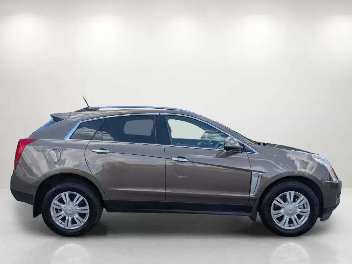 2015 /Shale w/Brownstone accents Cadillac SRX Luxury Collection (3GYFNBE33FS) with an Gas V6 3.6L/217 engine, 6-Speed Automatic w/Manual Shift transmission, located at 7000 Northlake Connector, Columbus, GA, 31904, (706) 987-8085, 32.524975, -84.978134 - 2015 Cadillac SRX Luxury Collection - Photo#3