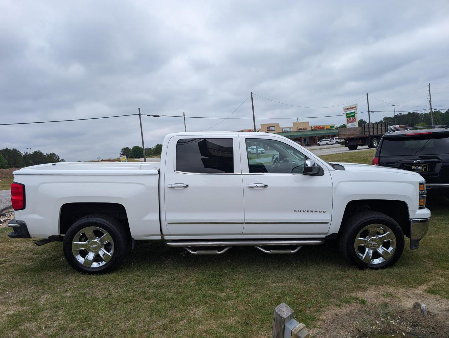 2015 /Cocoa/Dune Chevrolet Silverado 1500 LTZ (3GCUKSEC3FG) with an Gas V8 5.3L/325 engine, 6-Speed Automatic transmission, located at 1430 Gateway Drive, Opelika, AL, 36801, (334) 239-0944, 32.637871, -85.409790 - 2015 Chevrolet Silverado 1500 LTZ - Photo#3