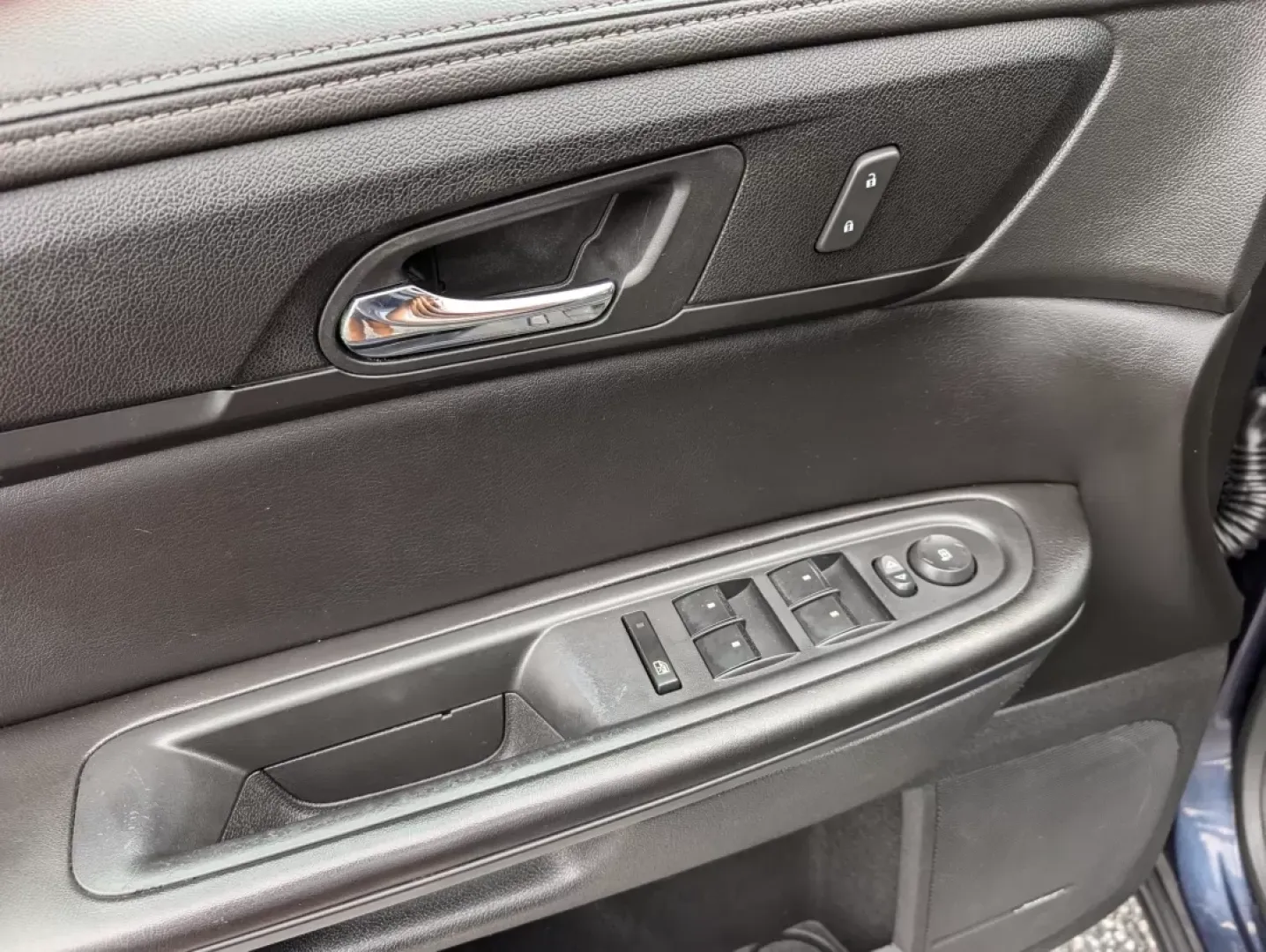 2015 /Ebony Chevrolet Traverse LT (1GNKRHKD0FJ) with an Other engine, located at 7000 Northlake Connector, Columbus, GA, 31904, (706) 987-8085, 32.524975, -84.978134 - ### Discover Your New Family Adventure with the 2015 Chevrolet Traverse LT at Gils Auto!<br /> <br /> If you're searching for the ultimate family SUV that combines comfort, space, and reliability, look no further than the stunning 2015 Chevrolet Traverse LT available at Gils Auto in Phenix City, AL. - Photo#8