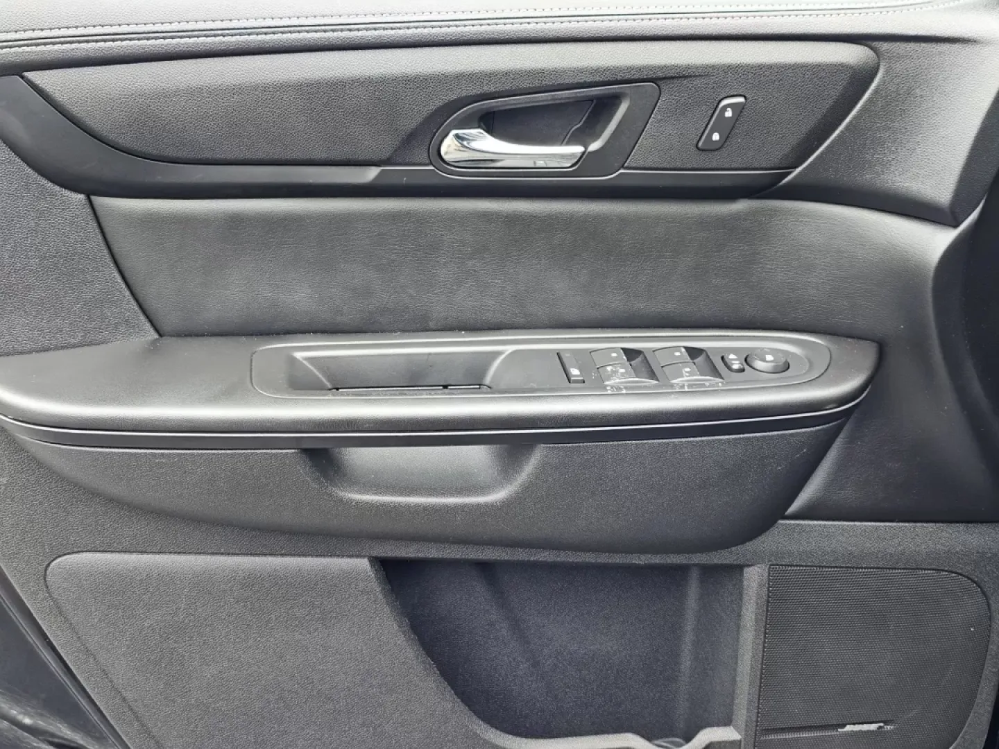 2015 /Ebony Chevrolet Traverse LT (1GNKRHKDXFJ) with an Other engine, located at 5115 14th Ave., Columbus, GA, 31904, (706) 323-0345, 32.511494, -84.971046 - **Elevate Your Family Adventures with the 2015 Chevrolet Traverse LT at Gils Auto!**<br /> <br /> Are you searching for the perfect family SUV that combines space, comfort, and the latest technology? Look no further than this 2015 Chevrolet Traverse LT, now available at Gils Auto in Phenix City, AL. - Photo#9