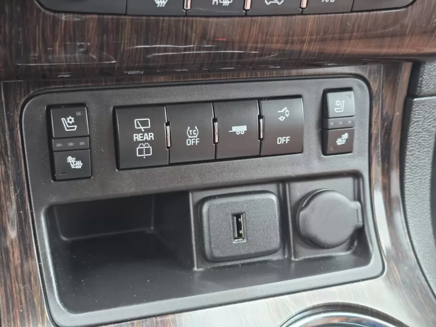 2015 /Ebony/Saddle Up Chevrolet Traverse LTZ (1GNKVJKD1FJ) with an Other engine, located at 1430 Gateway Drive, Opelika, AL, 36801, (334) 239-0944, 32.637871, -85.409790 - **Adventure Awaits with the 2015 Chevrolet Traverse LTZ Perfect for Growing Families!**<br /> <br /> Are you a family on the go, seeking a reliable and spacious SUV that effortlessly balances style with functionality? Look no further than the stunning 2015 Chevrolet Traverse LTZ, available now at G - Photo#18