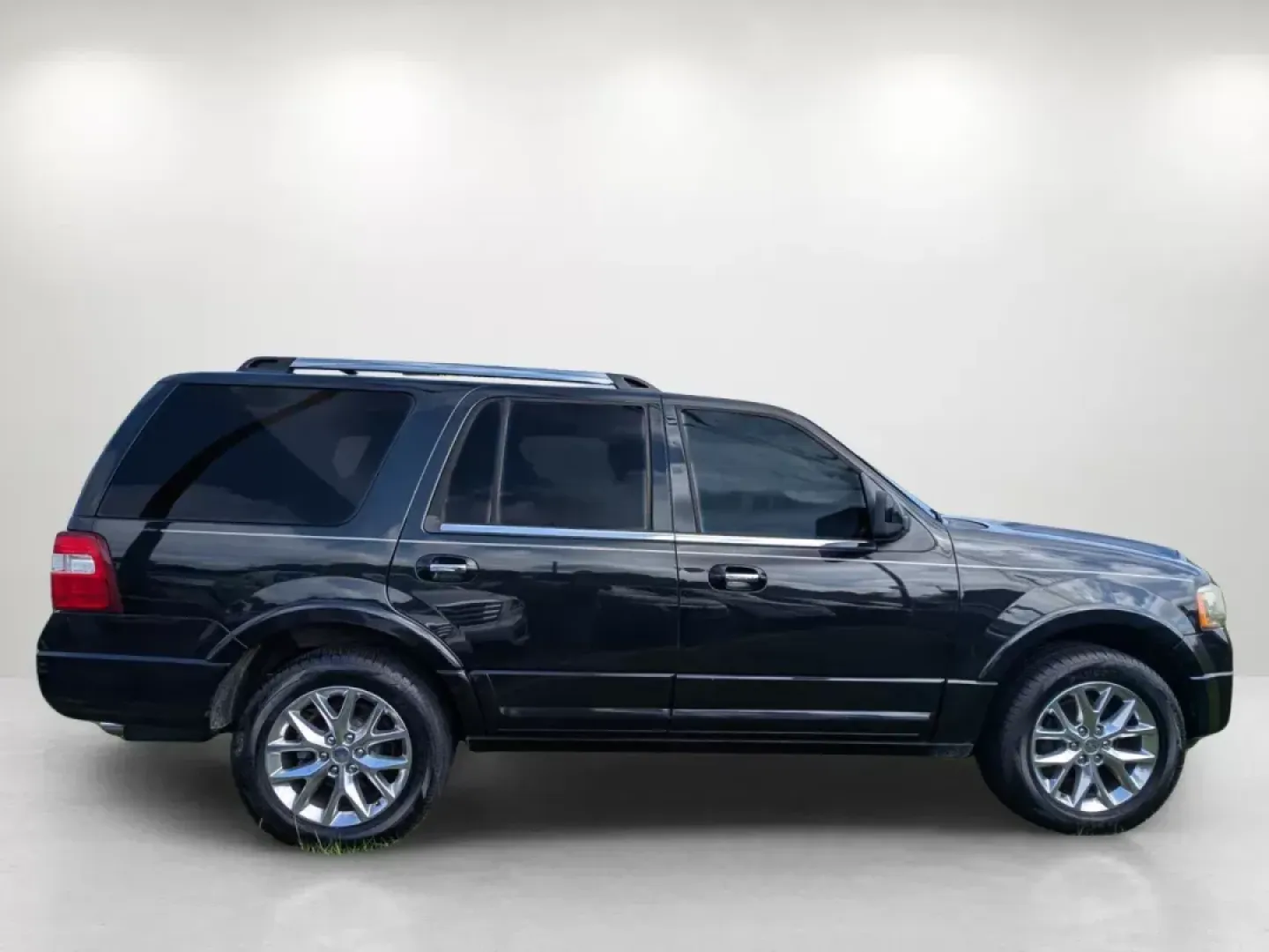 2015 Ford Expedition Limited (1FMJU1KTXFE) with an Twin Turbo Regular Unleaded V-6 3.5 L/213 engine, 6-Speed Automatic w/OD transmission, located at 3959 U.S. 80 W, Phenix City, AL, 36870, (334) 297-4885, 32.469296, -85.135185 - 2015 Ford Expedition Limited - Photo#4