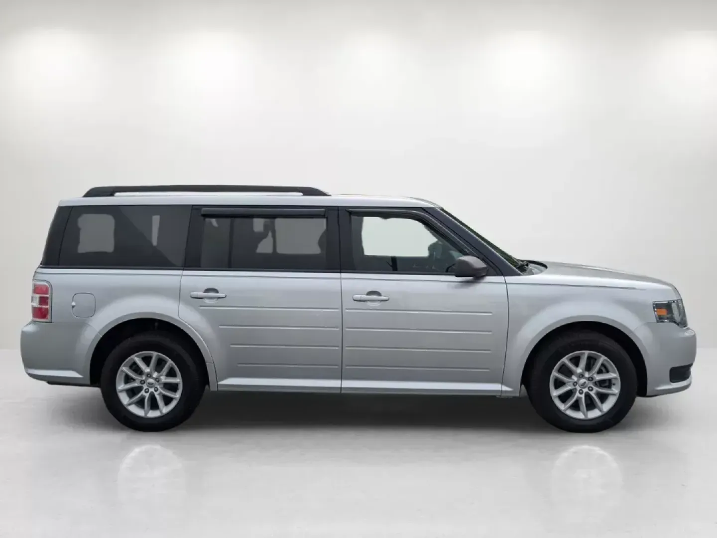 2015 Ford Flex SE (2FMGK5B87FB) with an Regular Unleaded V-6 3.5 L/213 engine, 6-Speed Automatic w/OD transmission, located at 3959 U.S. 80 W, Phenix City, AL, 36870, (334) 297-4885, 32.469296, -85.135185 - 2015 Ford Flex SE - Photo#4