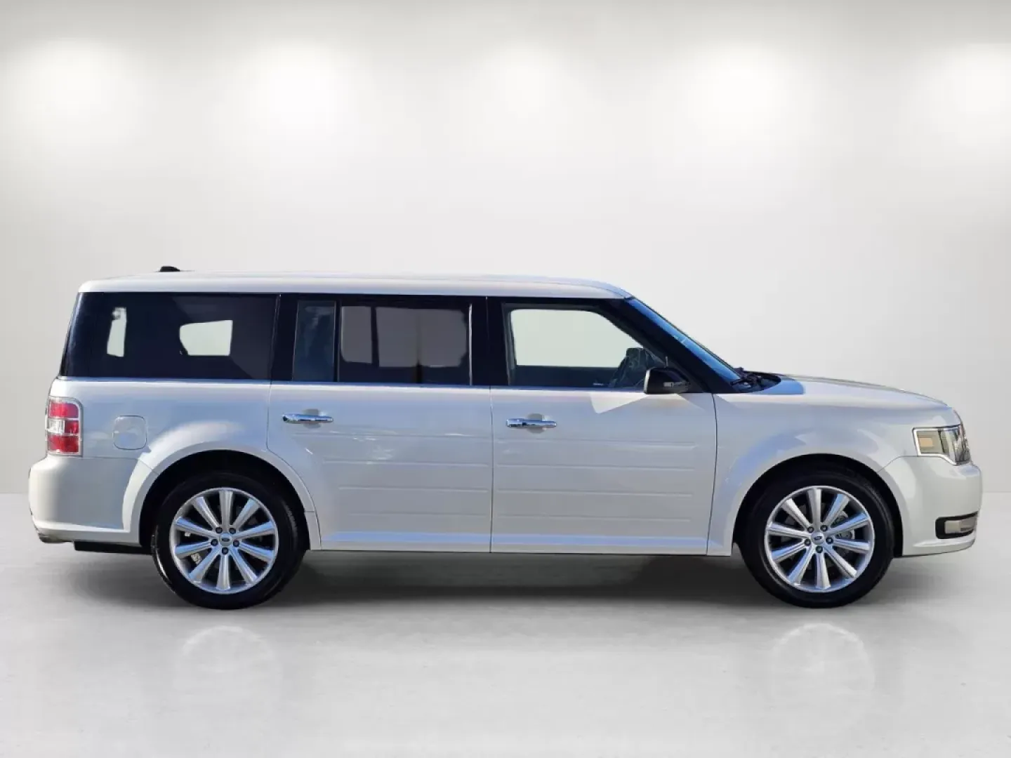 2015 Ford Flex SEL (2FMHK6C84FB) with an Other engine, located at 1430 Gateway Drive, Opelika, AL, 36801, (334) 239-0944, 32.637871, -85.409790 - **Discover Adventure with the 2015 Ford Flex SEL at Gils Auto!**<br /> <br /> Are you looking for a versatile vehicle that perfectly complements your active lifestyle? Whether you're a growing family, a weekend adventurer, or someone who simply enjoys the spaciousness of a well-designed crossover, t - Photo#3
