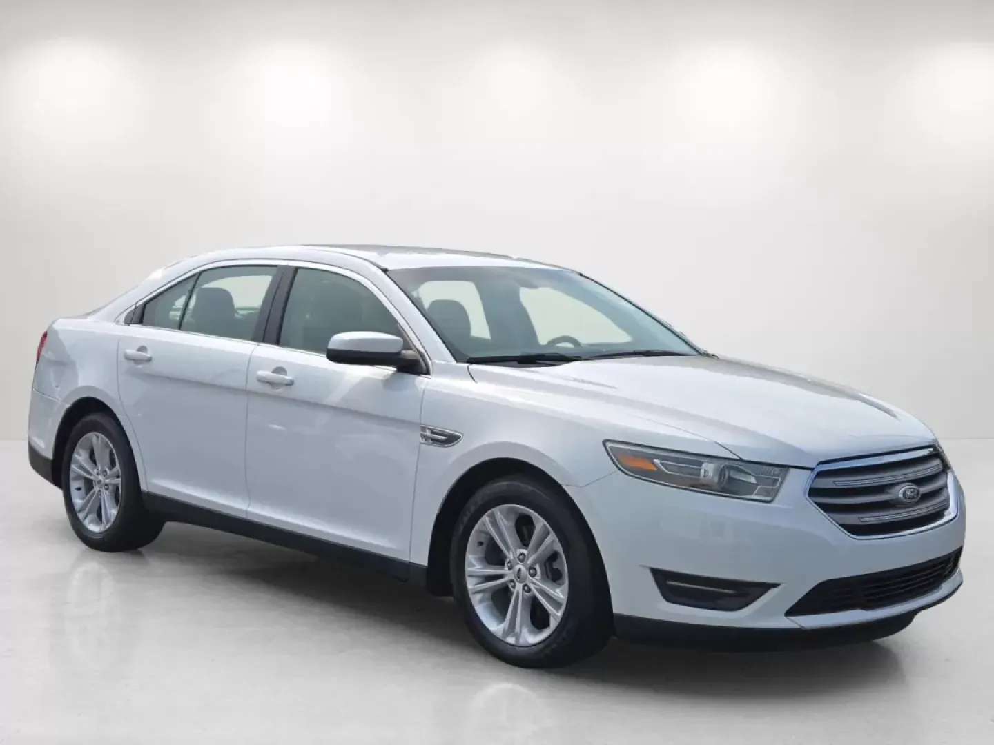 2015 Ford Taurus SEL (1FAHP2E87FG) with an Other engine, located at 3959 U.S. 80 W, Phenix City, AL, 36870, (334) 297-4885, 32.469296, -85.135185 - **Discover Your New Lifestyle with the 2015 Ford Taurus SEL at Gils Auto!**<br /> <br /> Are you on the hunt for a reliable vehicle that effortlessly blends style, comfort, and practicality? Look no further than the 2015 Ford Taurus SEL, available right here at Gils Auto in Phenix City, AL. Perfect - Photo#3