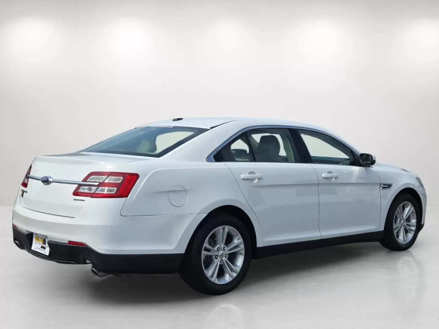 2015 Ford Taurus SEL (1FAHP2E87FG) with an Other engine, located at 3959 U.S. 80 W, Phenix City, AL, 36870, (334) 297-4885, 32.469296, -85.135185 - **Discover Your New Lifestyle with the 2015 Ford Taurus SEL at Gils Auto!**<br /> <br /> Are you on the hunt for a reliable vehicle that effortlessly blends style, comfort, and practicality? Look no further than the 2015 Ford Taurus SEL, available right here at Gils Auto in Phenix City, AL. Perfect - Photo#5