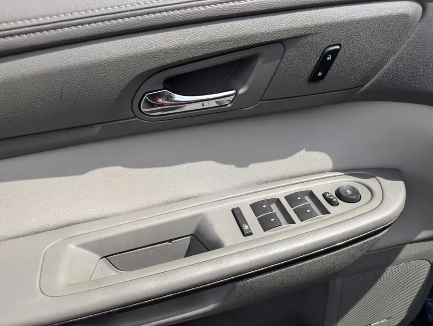 2015 /Light Titanium GMC Acadia SLT (1GKKRRKD0FJ) with an Gas V6 3.6L/220 engine, 6-Speed Automatic transmission, located at 521 Old Farm Lane Rd, Prattville, AL, 36066, (334) 325-1505, 32.482460, -86.416367 - **2015 GMC Acadia SLT: The Perfect Family SUV for Adventures in Prattville!**<br /> <br /> Are you searching for a reliable and spacious SUV that's perfect for weekend getaways, daily commutes, and everything in between? Look no further than the 2015 GMC Acadia SLT, now available at Gils Auto in Pra - Photo#8