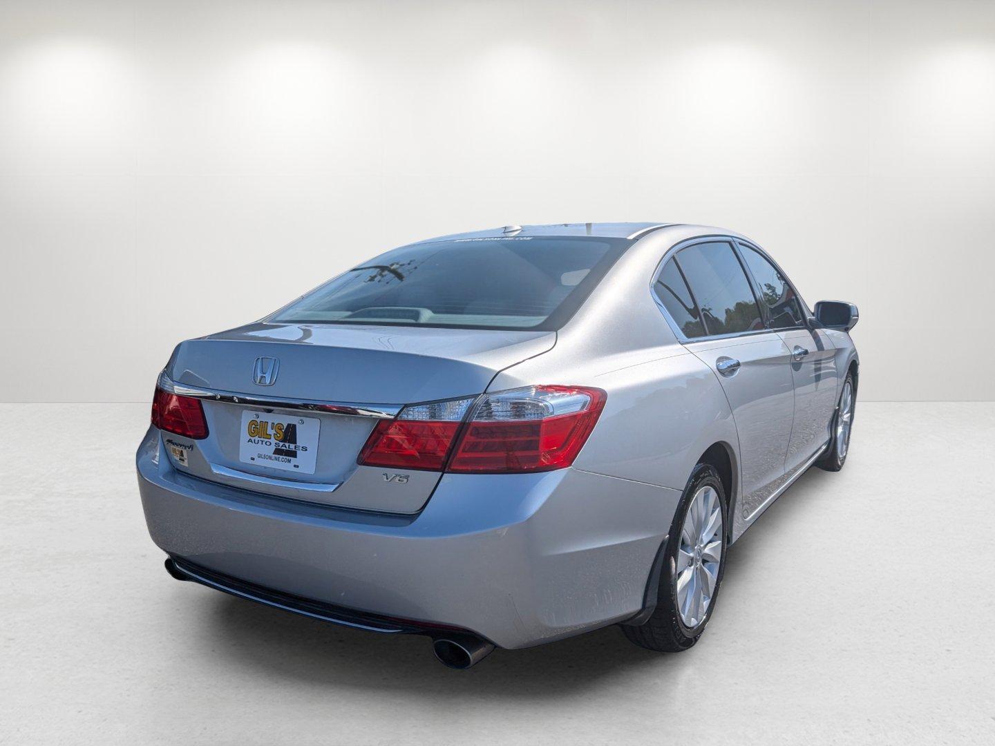 2015 Honda Accord Sedan EX-L (1HGCR3F82FA) with an Regular Unleaded V-6 3.5 L/212 engine, 6-Speed Automatic w/OD transmission, located at 3959 U.S. 80 W, Phenix City, AL, 36870, (334) 297-4885, 32.469296, -85.135185 - 2015 Honda Accord Sedan EX-L - Photo#4