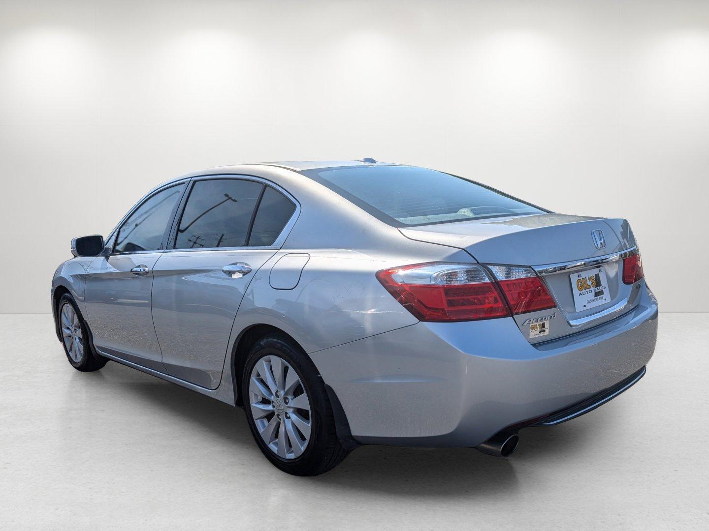 2015 Honda Accord Sedan EX-L (1HGCR3F82FA) with an Regular Unleaded V-6 3.5 L/212 engine, 6-Speed Automatic w/OD transmission, located at 3959 U.S. 80 W, Phenix City, AL, 36870, (334) 297-4885, 32.469296, -85.135185 - 2015 Honda Accord Sedan EX-L - Photo#6