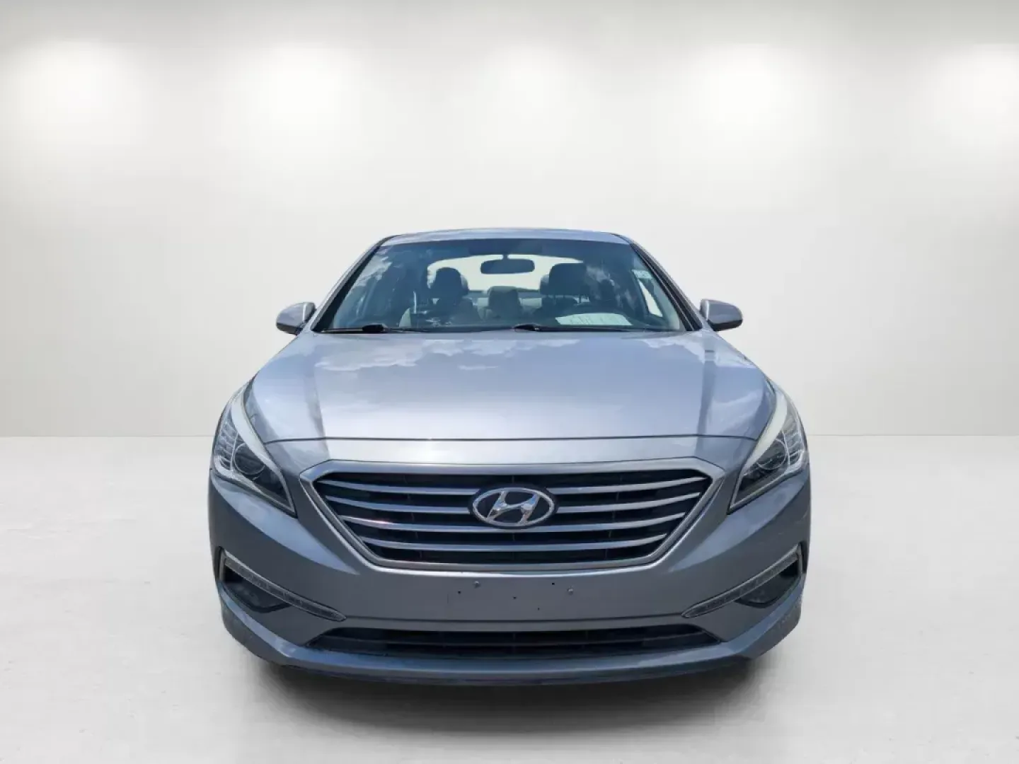 2015 /Gray Hyundai Sonata 2.4L SE (5NPE24AF5FH) with an Regular Unleaded I-4 2.4 L/144 engine, 6-Speed Automatic w/OD transmission, located at 3959 U.S. 80 W, Phenix City, AL, 36870, (334) 297-4885, 32.469296, -85.135185 - ### Elevate Your Everyday Commute with the 2015 Hyundai Sonata SE Available Now at Gils Auto!<br /> <br /> Are you ready to transform your daily drives into enjoyable experiences? Look no further than the 2015 Hyundai Sonata SE, now available at Gils Auto in Phenix City, AL. Whether you're commutin - Photo#1