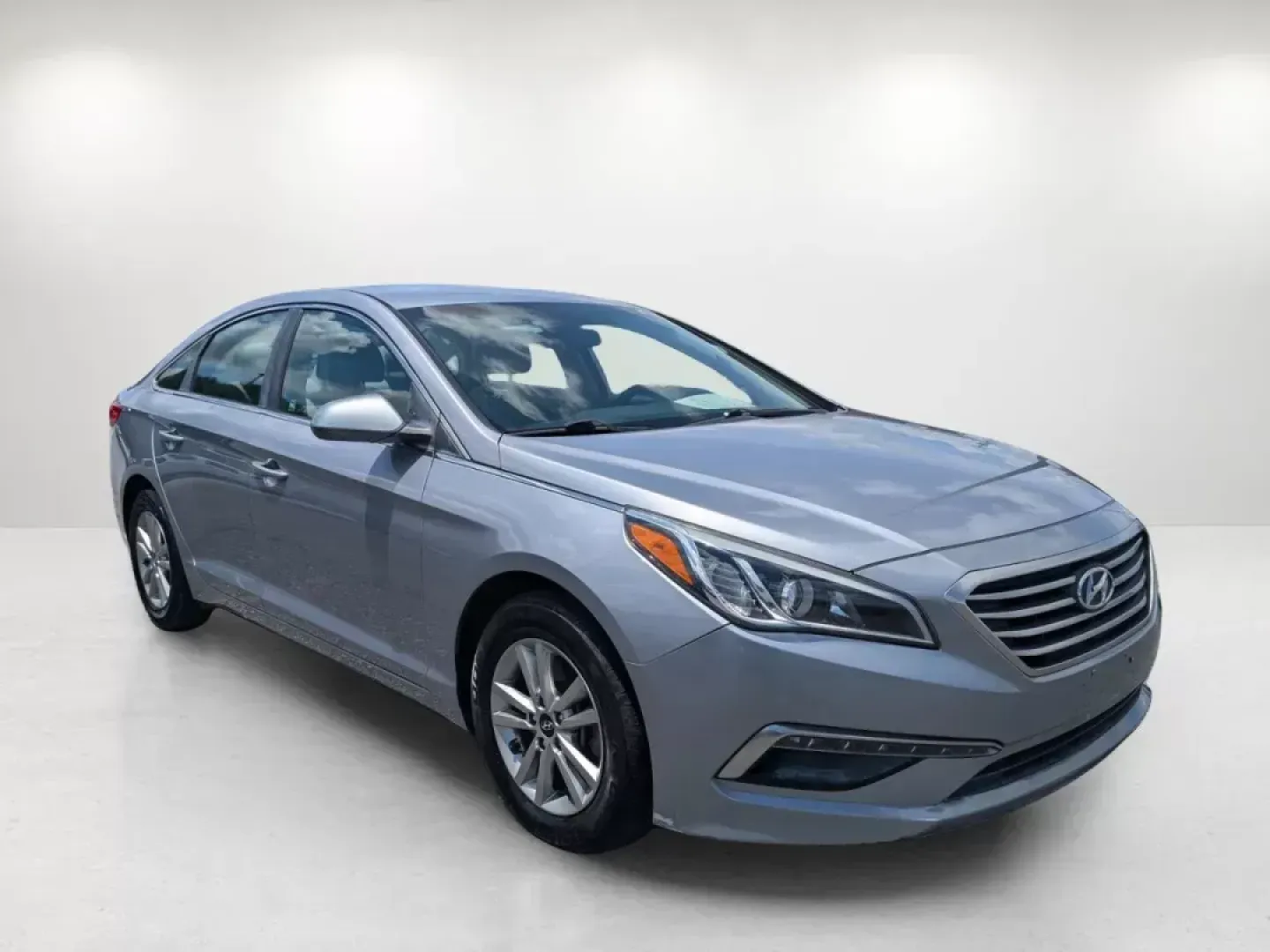 2015 /Gray Hyundai Sonata 2.4L SE (5NPE24AF5FH) with an Regular Unleaded I-4 2.4 L/144 engine, 6-Speed Automatic w/OD transmission, located at 3959 U.S. 80 W, Phenix City, AL, 36870, (334) 297-4885, 32.469296, -85.135185 - ### Elevate Your Everyday Commute with the 2015 Hyundai Sonata SE Available Now at Gils Auto!<br /> <br /> Are you ready to transform your daily drives into enjoyable experiences? Look no further than the 2015 Hyundai Sonata SE, now available at Gils Auto in Phenix City, AL. Whether you're commutin - Photo#2