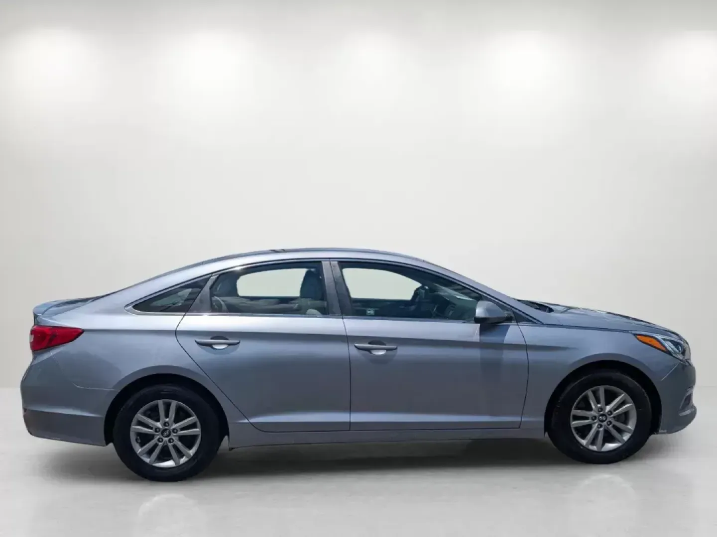 2015 /Gray Hyundai Sonata 2.4L SE (5NPE24AF5FH) with an Regular Unleaded I-4 2.4 L/144 engine, 6-Speed Automatic w/OD transmission, located at 3959 U.S. 80 W, Phenix City, AL, 36870, (334) 297-4885, 32.469296, -85.135185 - ### Elevate Your Everyday Commute with the 2015 Hyundai Sonata SE Available Now at Gils Auto!<br /> <br /> Are you ready to transform your daily drives into enjoyable experiences? Look no further than the 2015 Hyundai Sonata SE, now available at Gils Auto in Phenix City, AL. Whether you're commutin - Photo#3