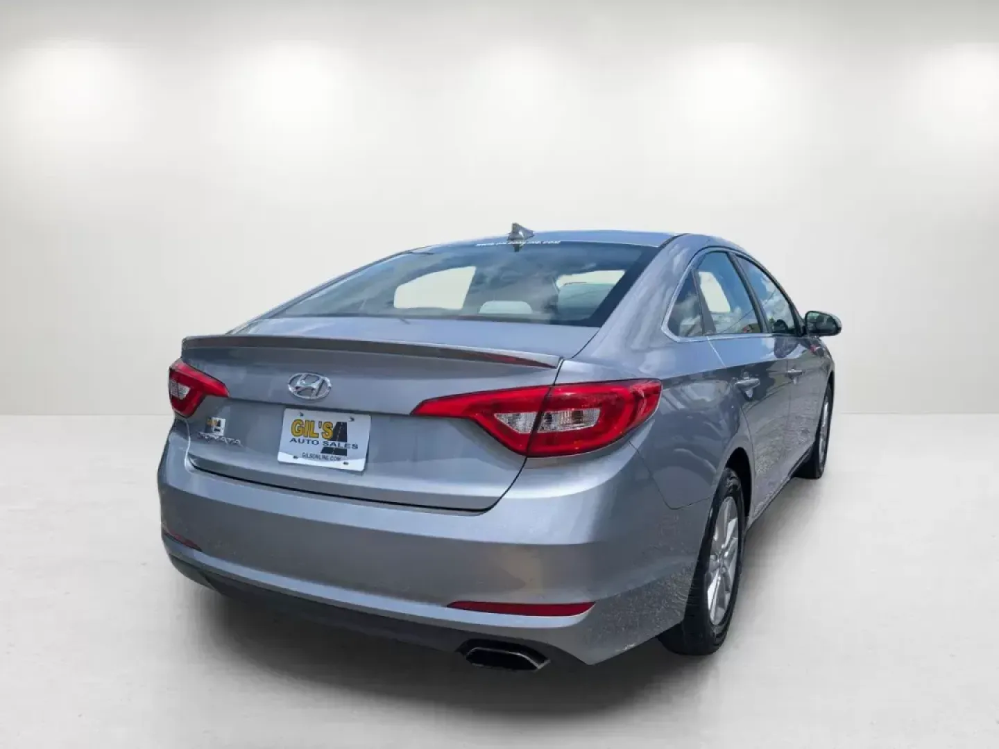 2015 /Gray Hyundai Sonata 2.4L SE (5NPE24AF5FH) with an Regular Unleaded I-4 2.4 L/144 engine, 6-Speed Automatic w/OD transmission, located at 3959 U.S. 80 W, Phenix City, AL, 36870, (334) 297-4885, 32.469296, -85.135185 - ### Elevate Your Everyday Commute with the 2015 Hyundai Sonata SE Available Now at Gils Auto!<br /> <br /> Are you ready to transform your daily drives into enjoyable experiences? Look no further than the 2015 Hyundai Sonata SE, now available at Gils Auto in Phenix City, AL. Whether you're commutin - Photo#4