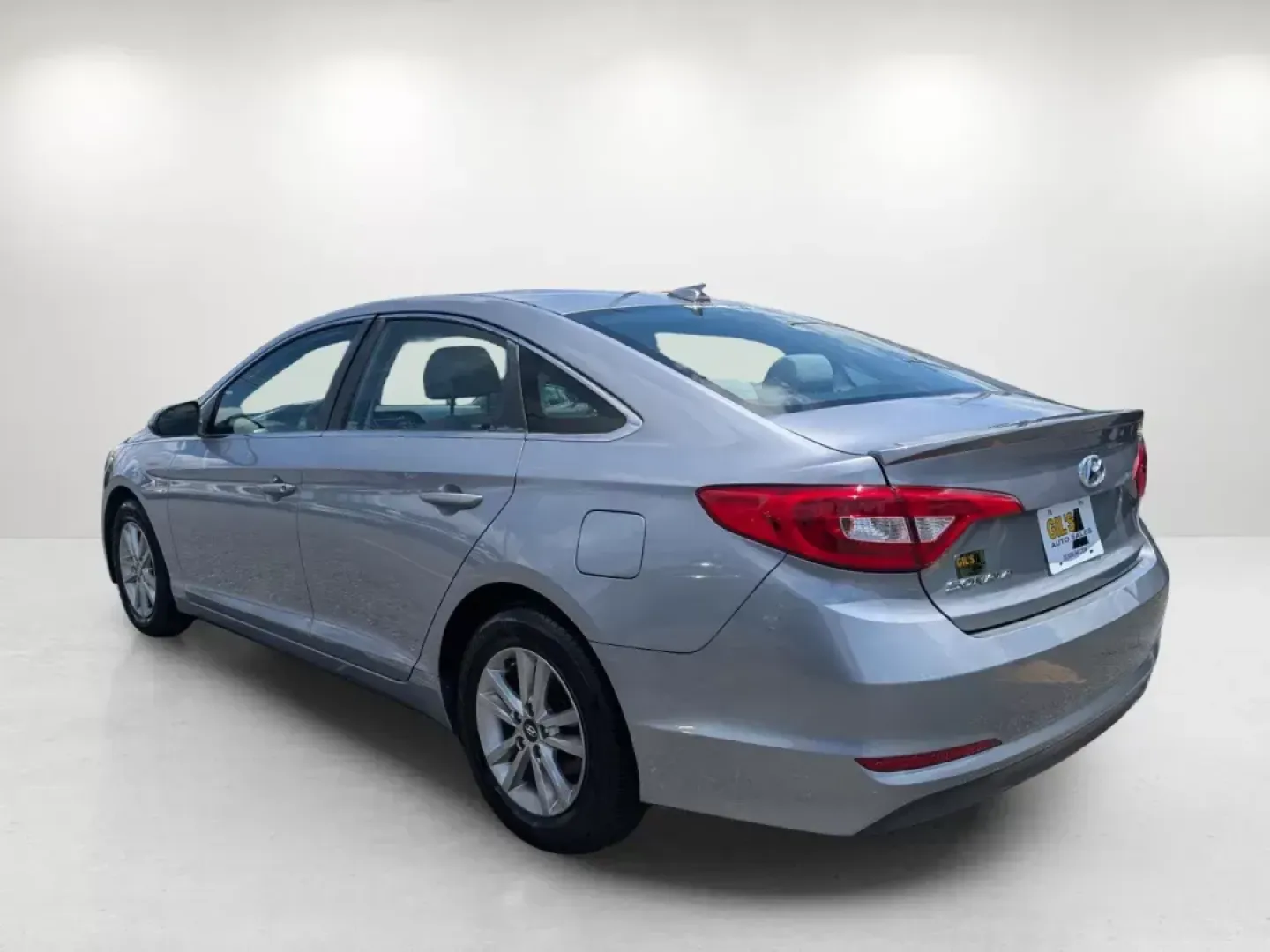 2015 /Gray Hyundai Sonata 2.4L SE (5NPE24AF5FH) with an Regular Unleaded I-4 2.4 L/144 engine, 6-Speed Automatic w/OD transmission, located at 3959 U.S. 80 W, Phenix City, AL, 36870, (334) 297-4885, 32.469296, -85.135185 - ### Elevate Your Everyday Commute with the 2015 Hyundai Sonata SE Available Now at Gils Auto!<br /> <br /> Are you ready to transform your daily drives into enjoyable experiences? Look no further than the 2015 Hyundai Sonata SE, now available at Gils Auto in Phenix City, AL. Whether you're commutin - Photo#6