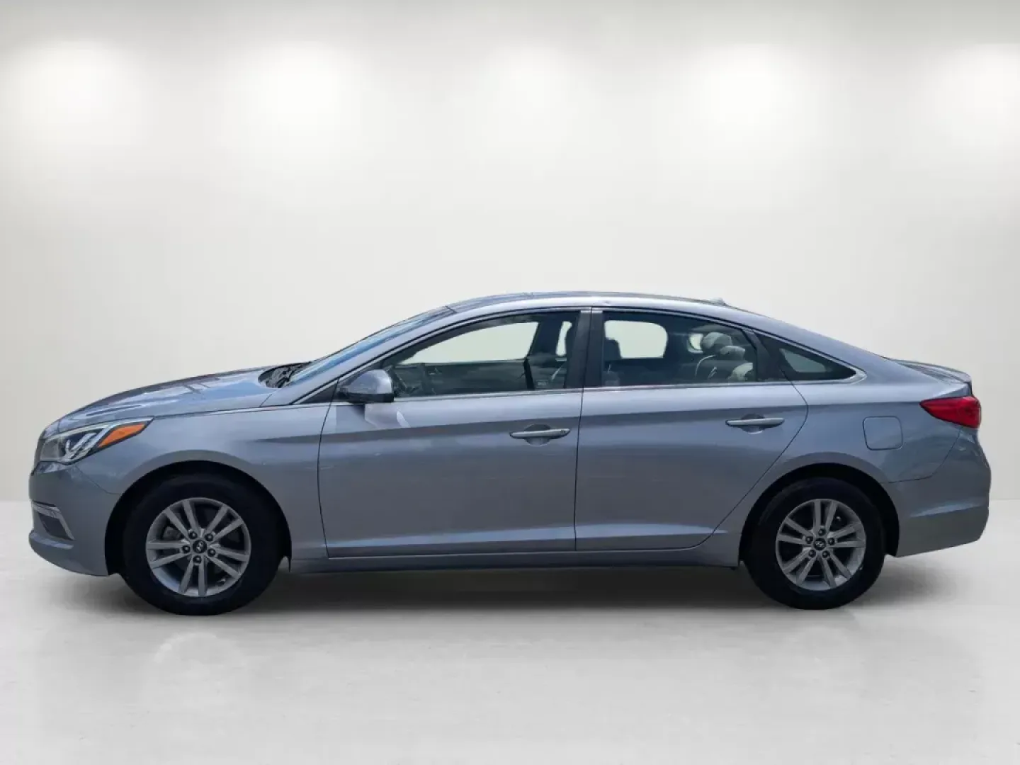 2015 /Gray Hyundai Sonata 2.4L SE (5NPE24AF5FH) with an Regular Unleaded I-4 2.4 L/144 engine, 6-Speed Automatic w/OD transmission, located at 3959 U.S. 80 W, Phenix City, AL, 36870, (334) 297-4885, 32.469296, -85.135185 - ### Elevate Your Everyday Commute with the 2015 Hyundai Sonata SE Available Now at Gils Auto!<br /> <br /> Are you ready to transform your daily drives into enjoyable experiences? Look no further than the 2015 Hyundai Sonata SE, now available at Gils Auto in Phenix City, AL. Whether you're commutin - Photo#7