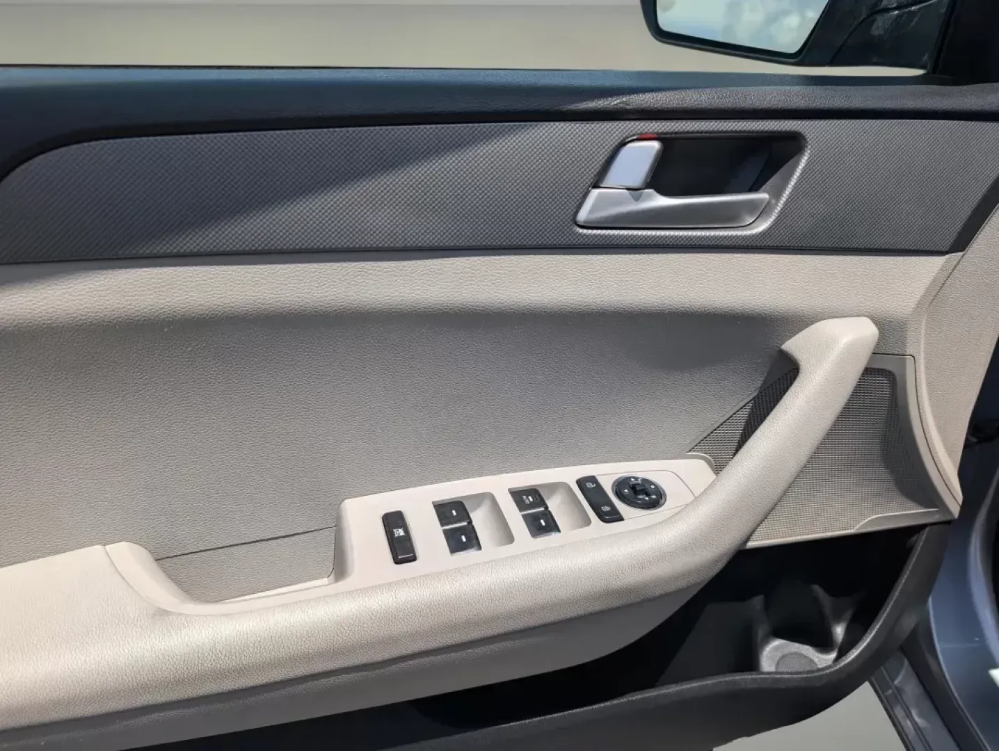 2015 /Gray Hyundai Sonata 2.4L SE (5NPE24AF5FH) with an Regular Unleaded I-4 2.4 L/144 engine, 6-Speed Automatic w/OD transmission, located at 3959 U.S. 80 W, Phenix City, AL, 36870, (334) 297-4885, 32.469296, -85.135185 - ### Elevate Your Everyday Commute with the 2015 Hyundai Sonata SE Available Now at Gils Auto!<br /> <br /> Are you ready to transform your daily drives into enjoyable experiences? Look no further than the 2015 Hyundai Sonata SE, now available at Gils Auto in Phenix City, AL. Whether you're commutin - Photo#8