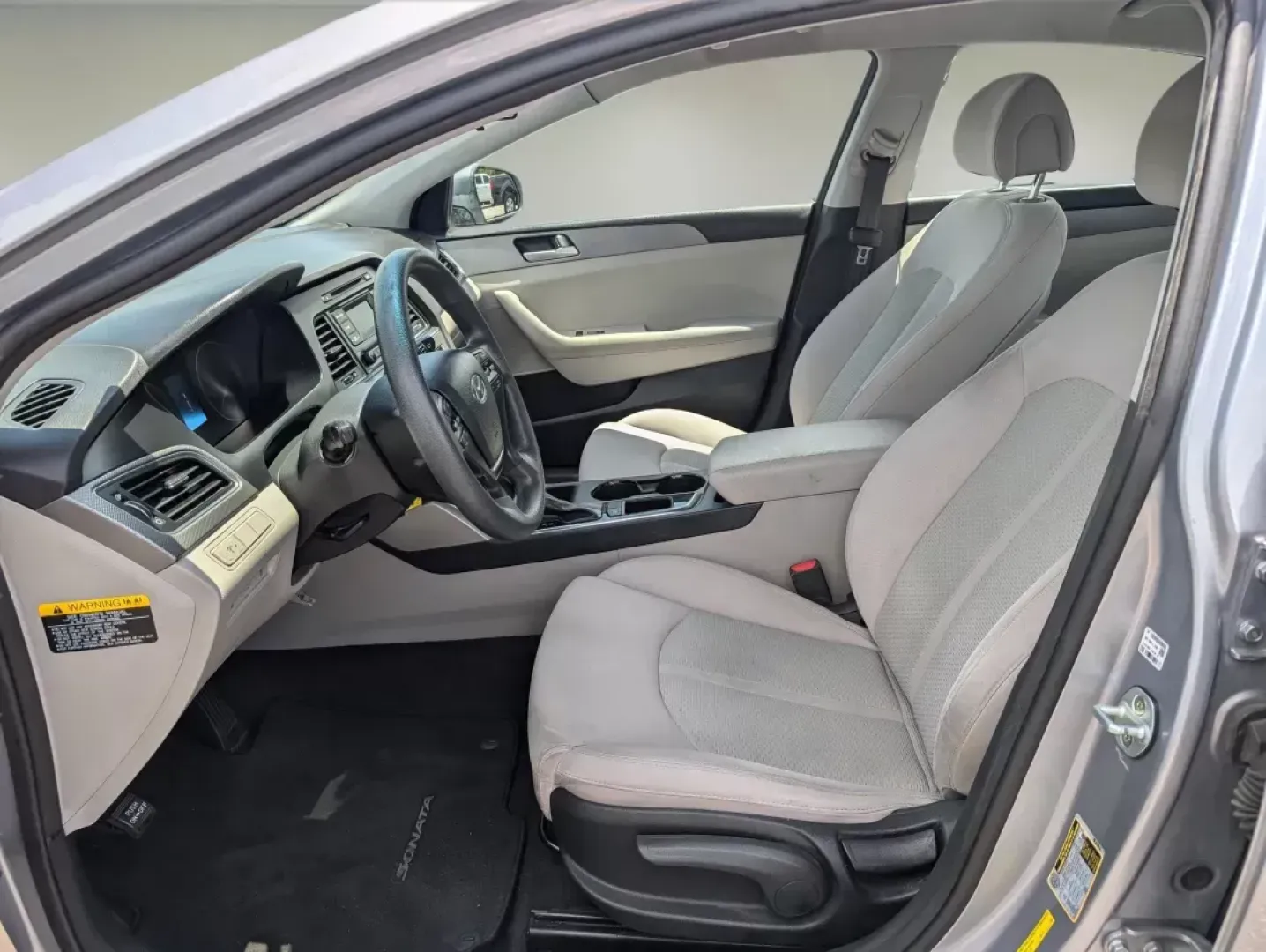 2015 /Gray Hyundai Sonata 2.4L SE (5NPE24AF5FH) with an Regular Unleaded I-4 2.4 L/144 engine, 6-Speed Automatic w/OD transmission, located at 3959 U.S. 80 W, Phenix City, AL, 36870, (334) 297-4885, 32.469296, -85.135185 - ### Elevate Your Everyday Commute with the 2015 Hyundai Sonata SE Available Now at Gils Auto!<br /> <br /> Are you ready to transform your daily drives into enjoyable experiences? Look no further than the 2015 Hyundai Sonata SE, now available at Gils Auto in Phenix City, AL. Whether you're commutin - Photo#9