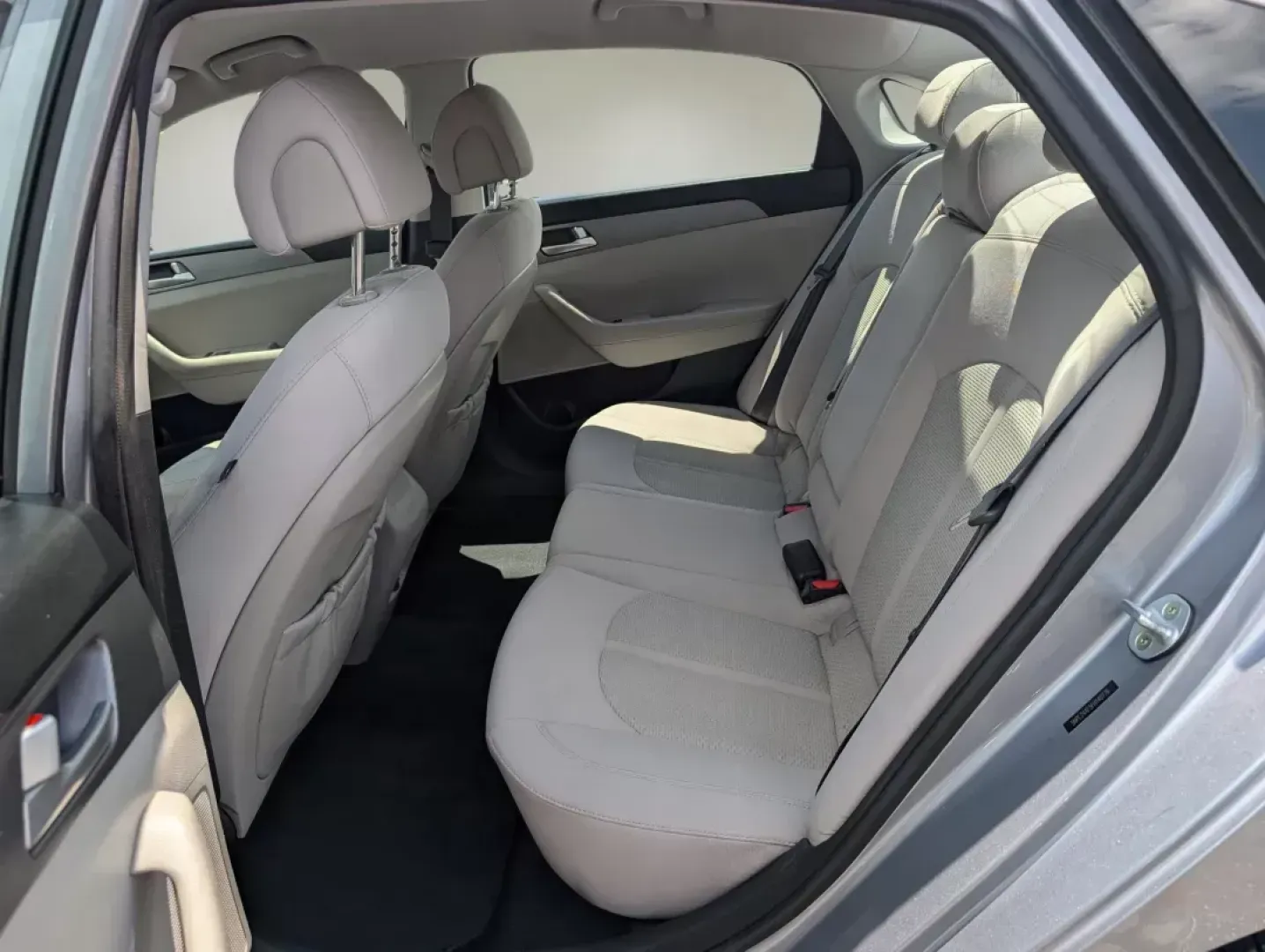 2015 /Gray Hyundai Sonata 2.4L SE (5NPE24AF5FH) with an Regular Unleaded I-4 2.4 L/144 engine, 6-Speed Automatic w/OD transmission, located at 3959 U.S. 80 W, Phenix City, AL, 36870, (334) 297-4885, 32.469296, -85.135185 - ### Elevate Your Everyday Commute with the 2015 Hyundai Sonata SE Available Now at Gils Auto!<br /> <br /> Are you ready to transform your daily drives into enjoyable experiences? Look no further than the 2015 Hyundai Sonata SE, now available at Gils Auto in Phenix City, AL. Whether you're commutin - Photo#10