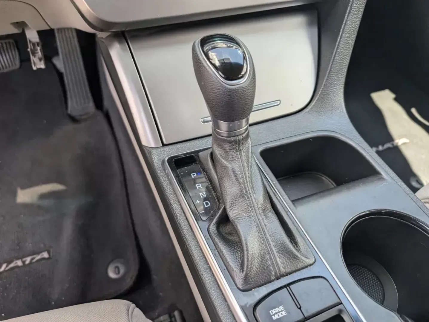 2015 /Gray Hyundai Sonata 2.4L SE (5NPE24AF5FH) with an Regular Unleaded I-4 2.4 L/144 engine, 6-Speed Automatic w/OD transmission, located at 3959 U.S. 80 W, Phenix City, AL, 36870, (334) 297-4885, 32.469296, -85.135185 - ### Elevate Your Everyday Commute with the 2015 Hyundai Sonata SE Available Now at Gils Auto!<br /> <br /> Are you ready to transform your daily drives into enjoyable experiences? Look no further than the 2015 Hyundai Sonata SE, now available at Gils Auto in Phenix City, AL. Whether you're commutin - Photo#13