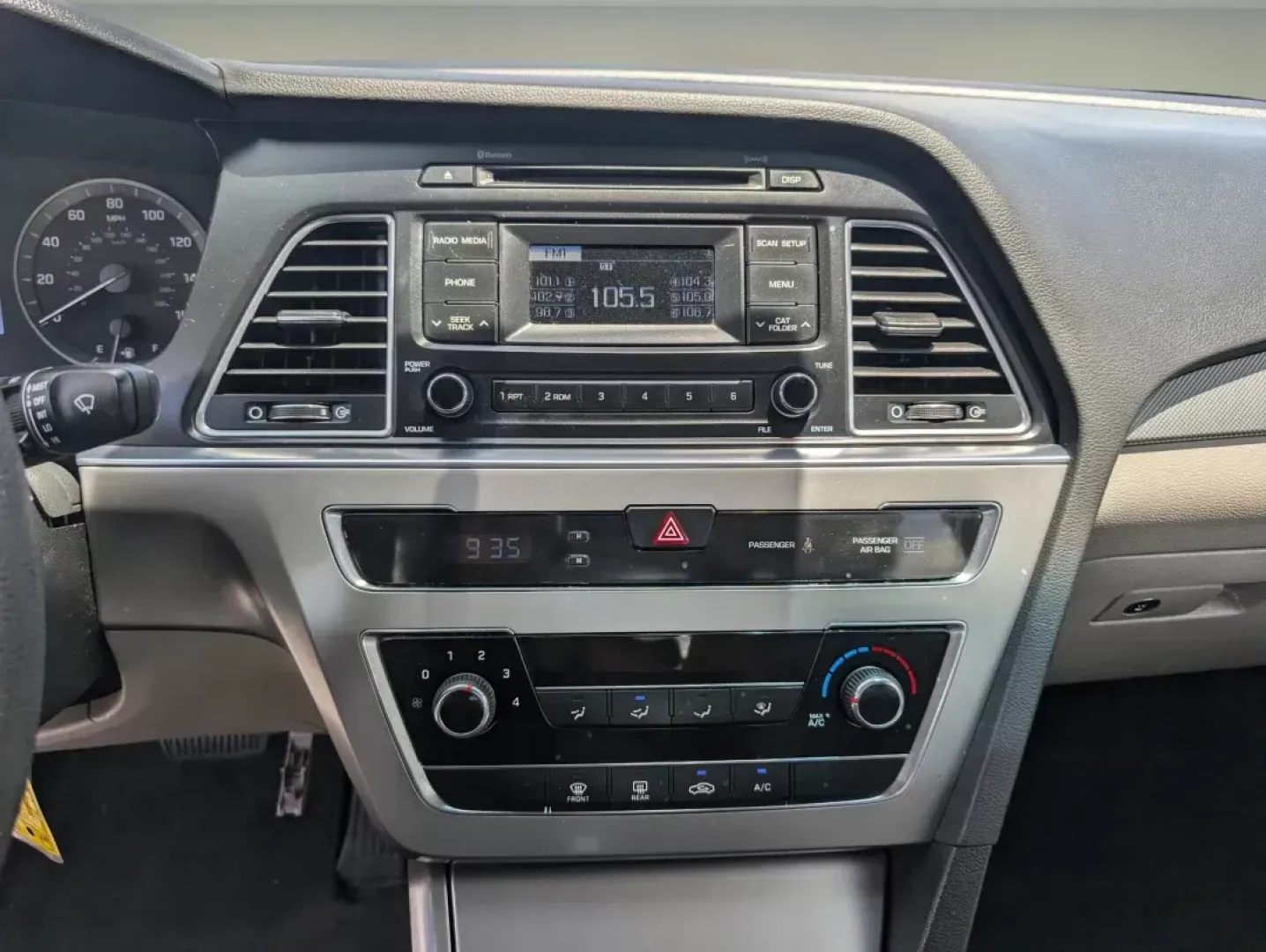 2015 /Gray Hyundai Sonata 2.4L SE (5NPE24AF5FH) with an Regular Unleaded I-4 2.4 L/144 engine, 6-Speed Automatic w/OD transmission, located at 3959 U.S. 80 W, Phenix City, AL, 36870, (334) 297-4885, 32.469296, -85.135185 - ### Elevate Your Everyday Commute with the 2015 Hyundai Sonata SE Available Now at Gils Auto!<br /> <br /> Are you ready to transform your daily drives into enjoyable experiences? Look no further than the 2015 Hyundai Sonata SE, now available at Gils Auto in Phenix City, AL. Whether you're commutin - Photo#14