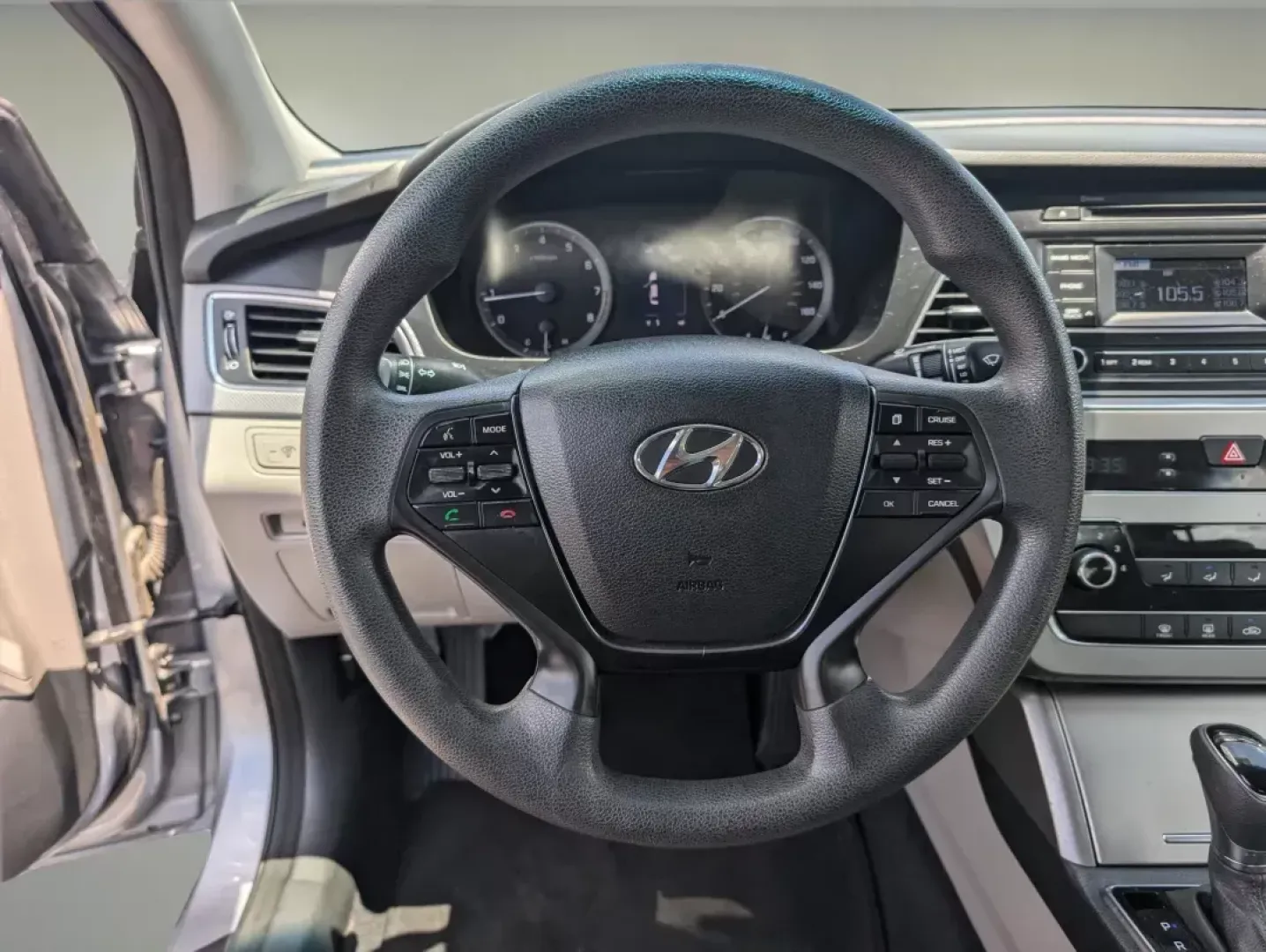 2015 /Gray Hyundai Sonata 2.4L SE (5NPE24AF5FH) with an Regular Unleaded I-4 2.4 L/144 engine, 6-Speed Automatic w/OD transmission, located at 3959 U.S. 80 W, Phenix City, AL, 36870, (334) 297-4885, 32.469296, -85.135185 - ### Elevate Your Everyday Commute with the 2015 Hyundai Sonata SE Available Now at Gils Auto!<br /> <br /> Are you ready to transform your daily drives into enjoyable experiences? Look no further than the 2015 Hyundai Sonata SE, now available at Gils Auto in Phenix City, AL. Whether you're commutin - Photo#15