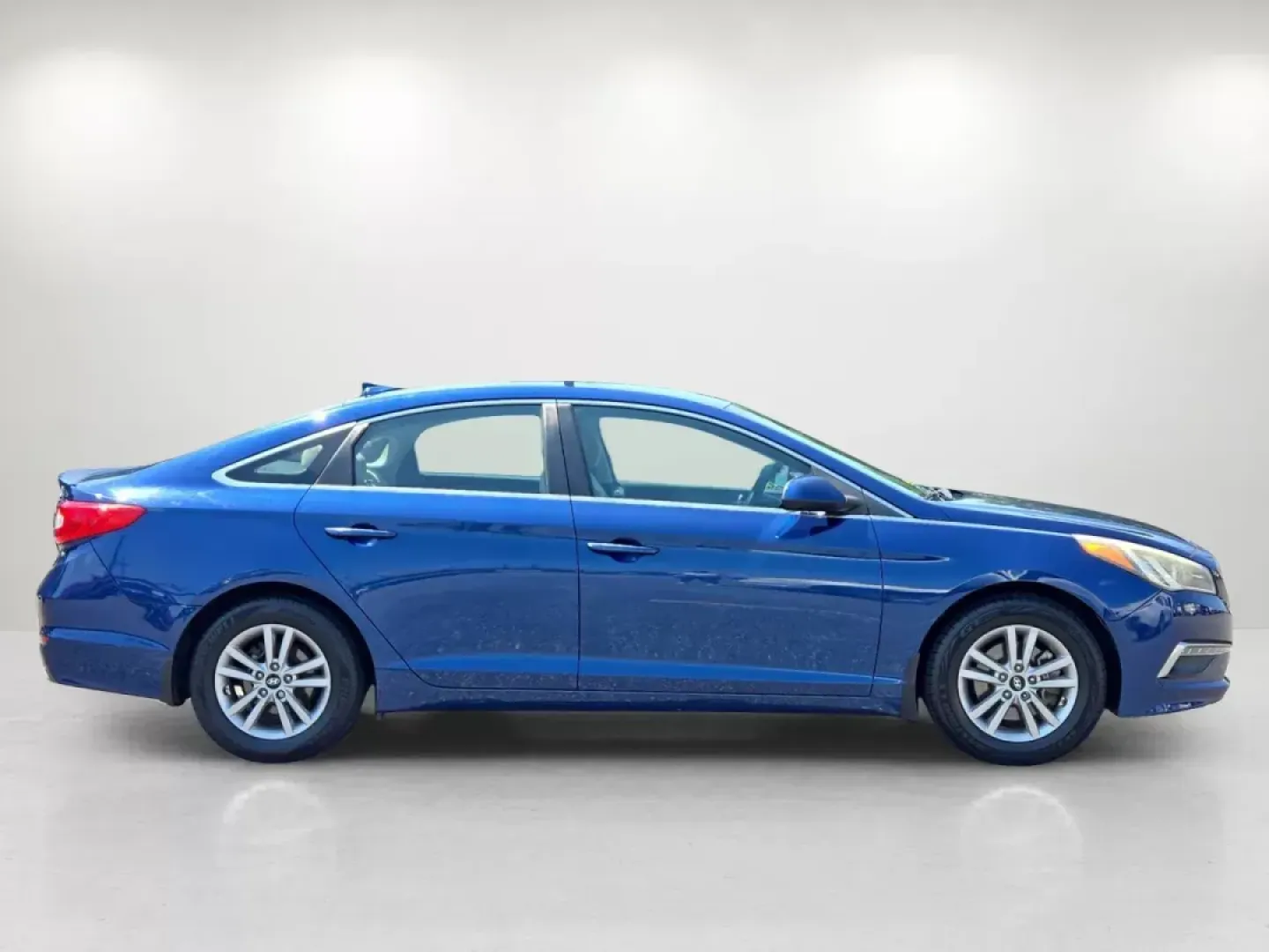 2015 /Gray Hyundai Sonata 2.4L SE (5NPE24AF7FH) with an Other engine, located at 1430 Gateway Drive, Opelika, AL, 36801, (334) 239-0944, 32.637871, -85.409790 - ### Cruise into Comfort with the 2015 Hyundai Sonata 2.4L SE at Gils Auto - Opelika<br /> <br /> Are you in the market for a reliable sedan that perfectly balances comfort, style, and efficiency? Look no further than the 2015 Hyundai Sonata 2.4L SE, an ideal vehicle for daily commuters, growing fami - Photo#3