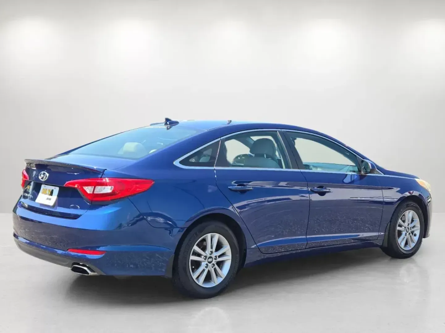 2015 /Gray Hyundai Sonata 2.4L SE (5NPE24AF7FH) with an Other engine, located at 1430 Gateway Drive, Opelika, AL, 36801, (334) 239-0944, 32.637871, -85.409790 - ### Cruise into Comfort with the 2015 Hyundai Sonata 2.4L SE at Gils Auto - Opelika<br /> <br /> Are you in the market for a reliable sedan that perfectly balances comfort, style, and efficiency? Look no further than the 2015 Hyundai Sonata 2.4L SE, an ideal vehicle for daily commuters, growing fami - Photo#4