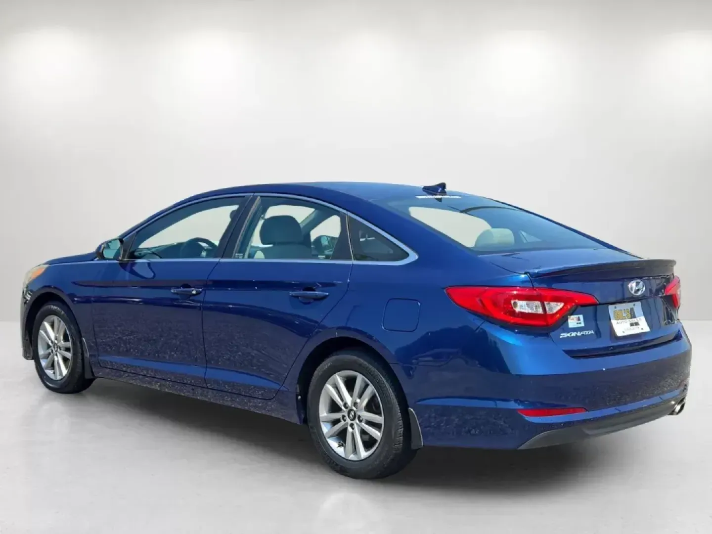 2015 /Gray Hyundai Sonata 2.4L SE (5NPE24AF7FH) with an Other engine, located at 1430 Gateway Drive, Opelika, AL, 36801, (334) 239-0944, 32.637871, -85.409790 - ### Cruise into Comfort with the 2015 Hyundai Sonata 2.4L SE at Gils Auto - Opelika<br /> <br /> Are you in the market for a reliable sedan that perfectly balances comfort, style, and efficiency? Look no further than the 2015 Hyundai Sonata 2.4L SE, an ideal vehicle for daily commuters, growing fami - Photo#6