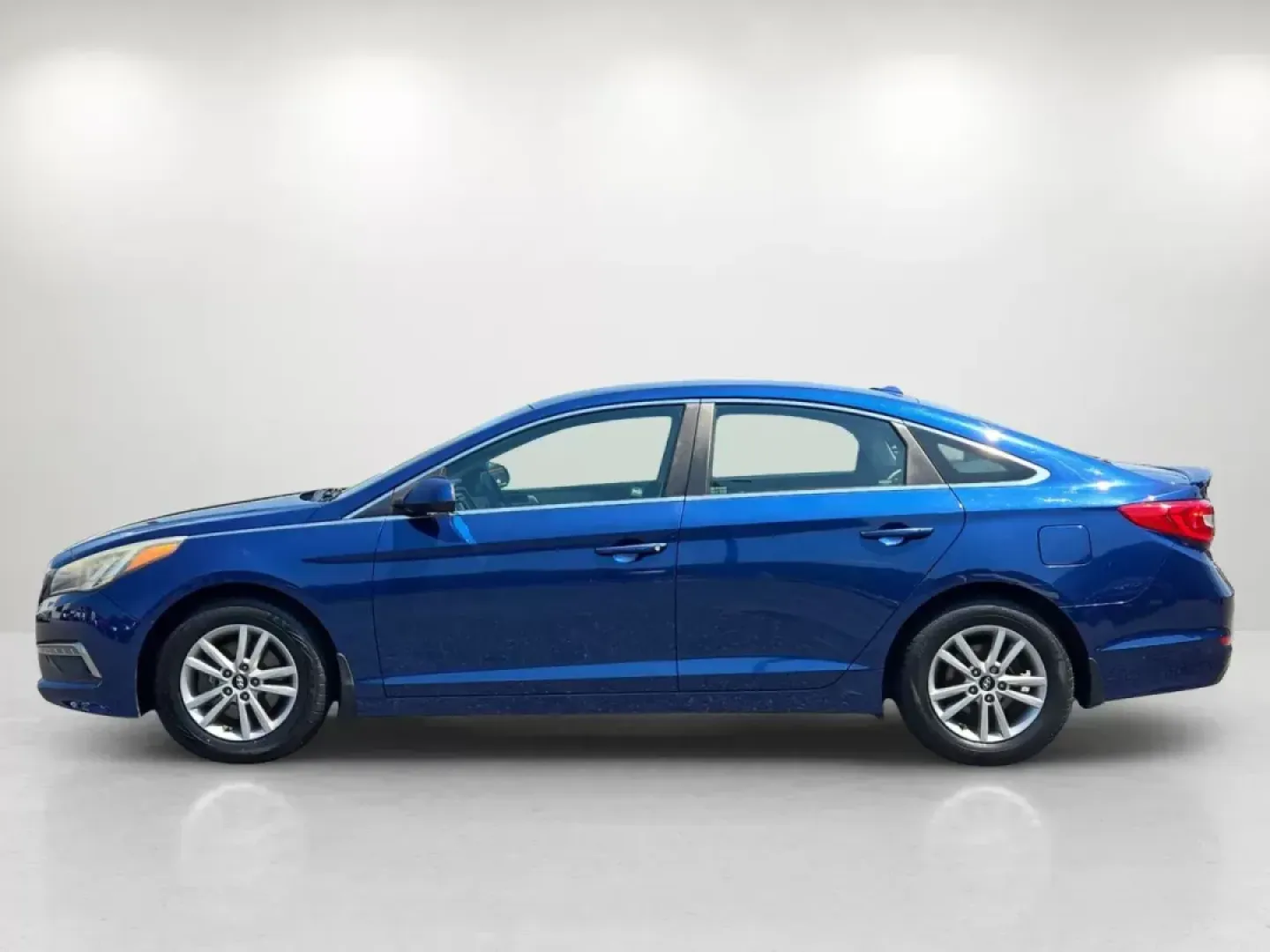 2015 /Gray Hyundai Sonata 2.4L SE (5NPE24AF7FH) with an Other engine, located at 1430 Gateway Drive, Opelika, AL, 36801, (334) 239-0944, 32.637871, -85.409790 - ### Cruise into Comfort with the 2015 Hyundai Sonata 2.4L SE at Gils Auto - Opelika<br /> <br /> Are you in the market for a reliable sedan that perfectly balances comfort, style, and efficiency? Look no further than the 2015 Hyundai Sonata 2.4L SE, an ideal vehicle for daily commuters, growing fami - Photo#7