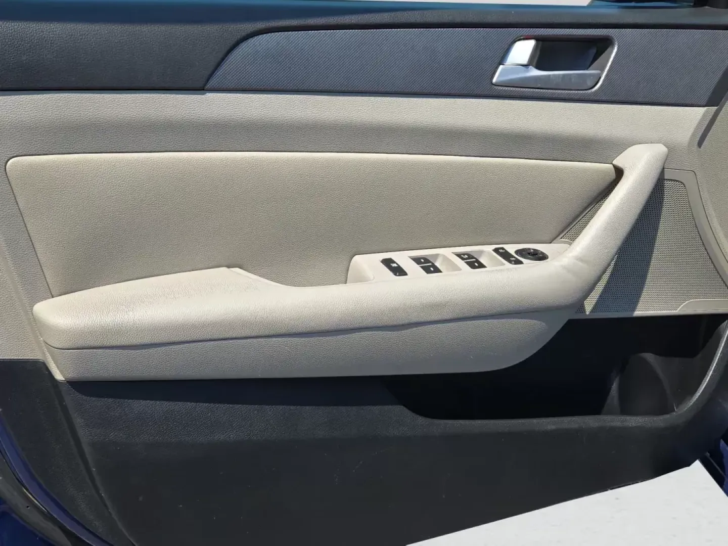 2015 /Gray Hyundai Sonata 2.4L SE (5NPE24AF7FH) with an Other engine, located at 1430 Gateway Drive, Opelika, AL, 36801, (334) 239-0944, 32.637871, -85.409790 - ### Cruise into Comfort with the 2015 Hyundai Sonata 2.4L SE at Gils Auto - Opelika<br /> <br /> Are you in the market for a reliable sedan that perfectly balances comfort, style, and efficiency? Look no further than the 2015 Hyundai Sonata 2.4L SE, an ideal vehicle for daily commuters, growing fami - Photo#9