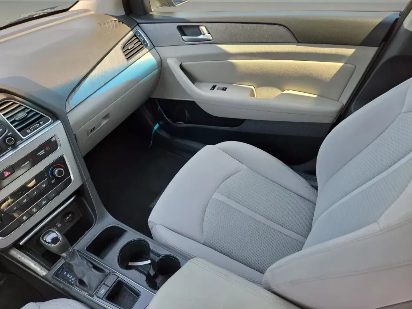 2015 /Gray Hyundai Sonata 2.4L SE (5NPE24AF7FH) with an Other engine, located at 1430 Gateway Drive, Opelika, AL, 36801, (334) 239-0944, 32.637871, -85.409790 - ### Cruise into Comfort with the 2015 Hyundai Sonata 2.4L SE at Gils Auto - Opelika<br /> <br /> Are you in the market for a reliable sedan that perfectly balances comfort, style, and efficiency? Look no further than the 2015 Hyundai Sonata 2.4L SE, an ideal vehicle for daily commuters, growing fami - Photo#14