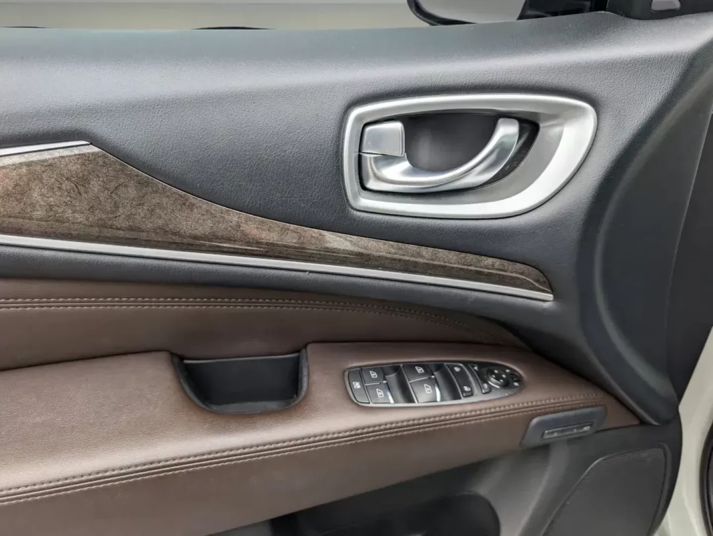 2015 /Java Infiniti QX60 (5N1AL0MN5FC) with an Premium Unleaded V-6 3.5 L/213 engine, 1-Speed CVT w/OD transmission, located at 804 22nd Ave, Phenix City, AL, 36870, (334) 297-1860, 32.484749, -85.024475 - **Discover Unmatched Luxury and Versatility with the 2015 Infiniti QX60 at Gils Auto Phenix City #2**<br /> <br /> If you're searching for a vehicle that perfectly balances family comfort and everyday practicality, look no further than the 2015 Infiniti QX60. This spacious SUV is more than just a m - Photo#9