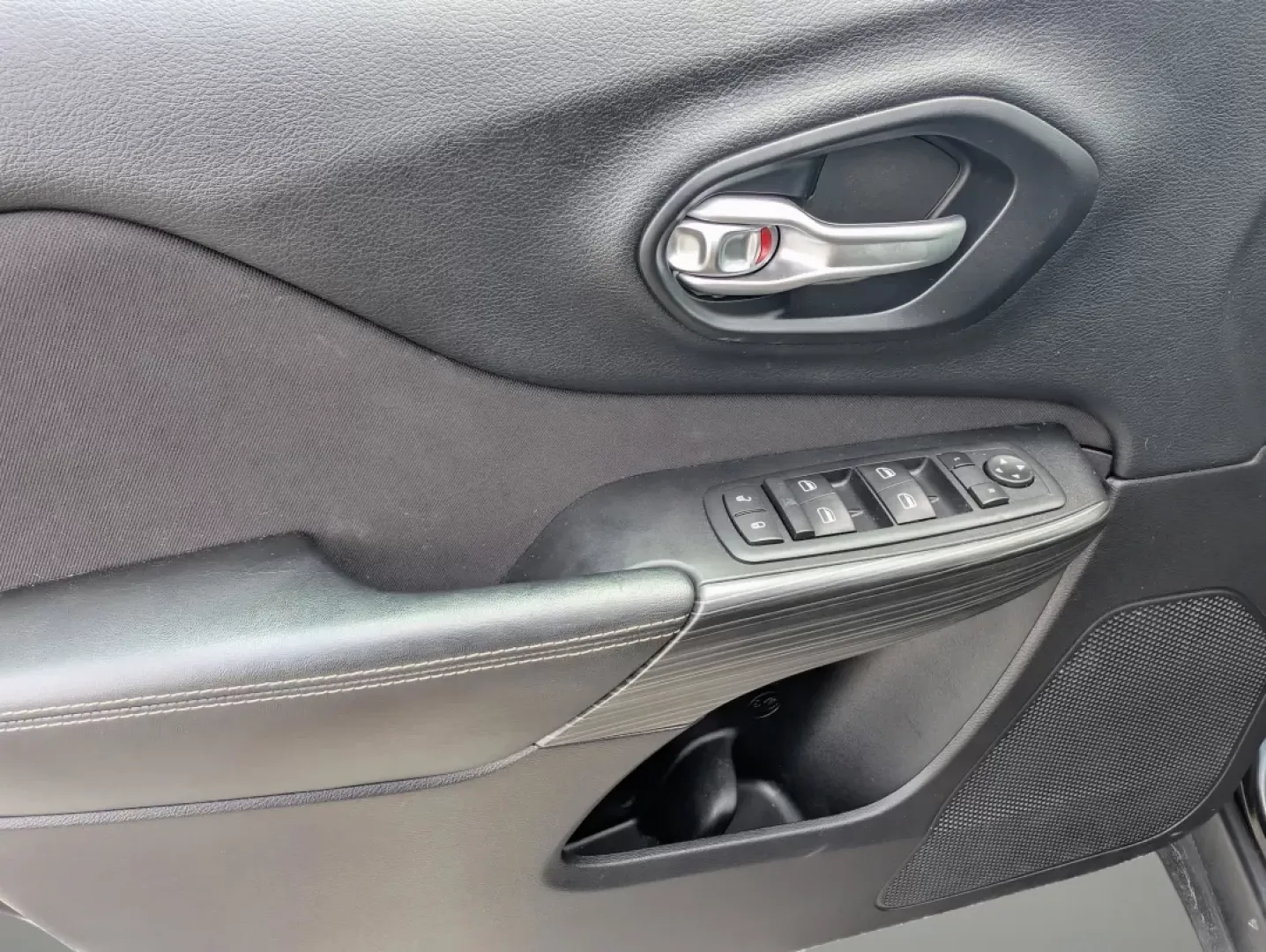 2015 /Black Jeep Cherokee Sport (1C4PJLAB8FW) with an Other engine, located at 5115 14th Ave., Columbus, GA, 31904, (706) 323-0345, 32.511494, -84.971046 - **Discover Adventure with the 2015 Jeep Cherokee Sport - Perfect for Your Next Journey!**<br /> <br /> Are you looking for a vehicle that can seamlessly transition from your daily commute to weekend getaways? The 2015 Jeep Cherokee Sport is your ideal companion, designed for those with an adventurou - Photo#8