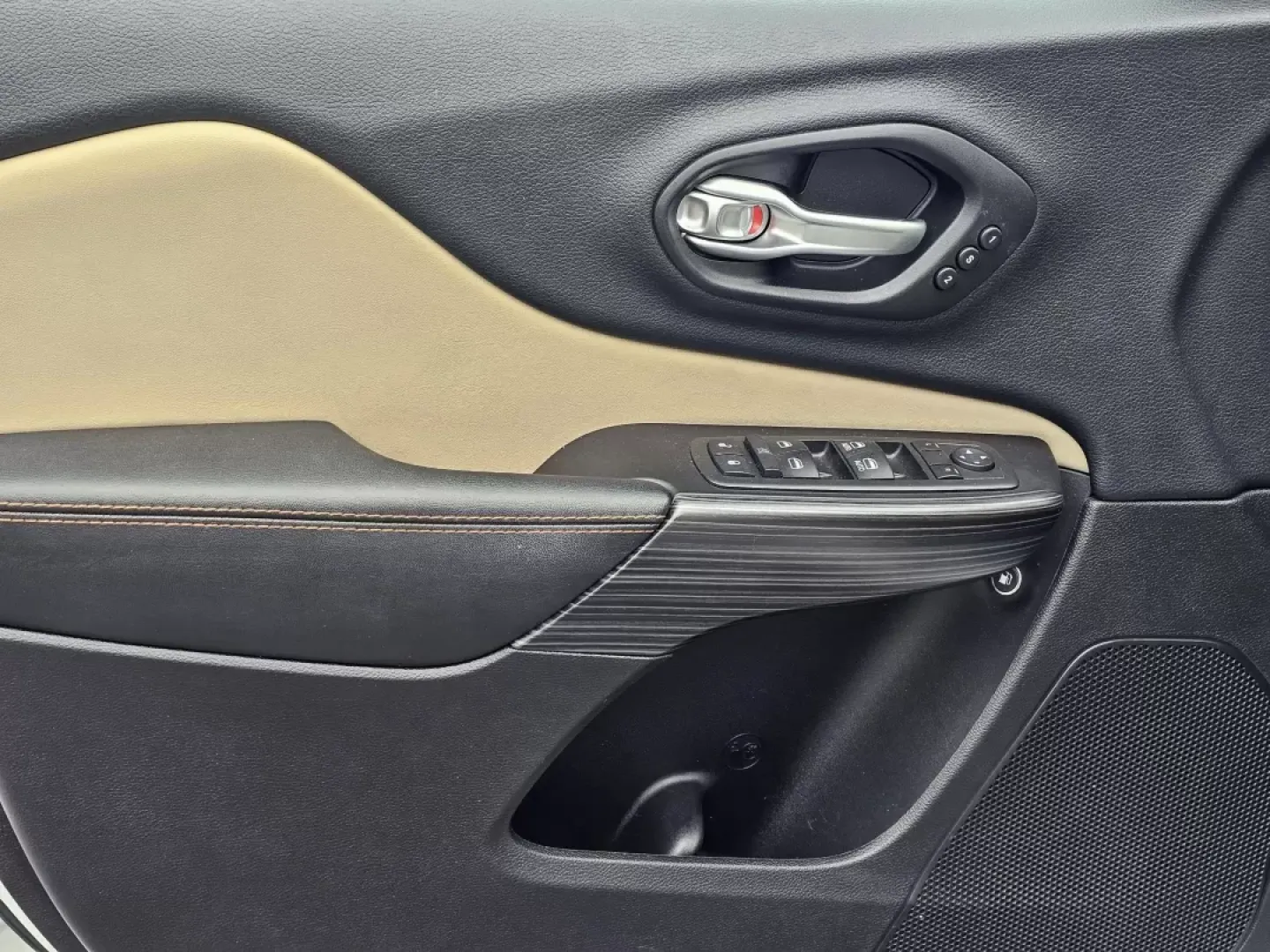 2015 /Lt Frost Beige/Black Jeep Cherokee Limited (1C4PJLDS1FW) with an Other engine, located at 3959 U.S. 80 W, Phenix City, AL, 36870, (334) 297-4885, 32.469296, -85.135185 - Discover your next adventure with the 2015 Jeep Cherokee Limited, the perfect vehicle for those seeking a balance of comfort, style, and capability. Whether you're a growing family needing extra space, a commuter looking for a reliable ride, or someone who loves weekend getaways, this crossover is d - Photo#9