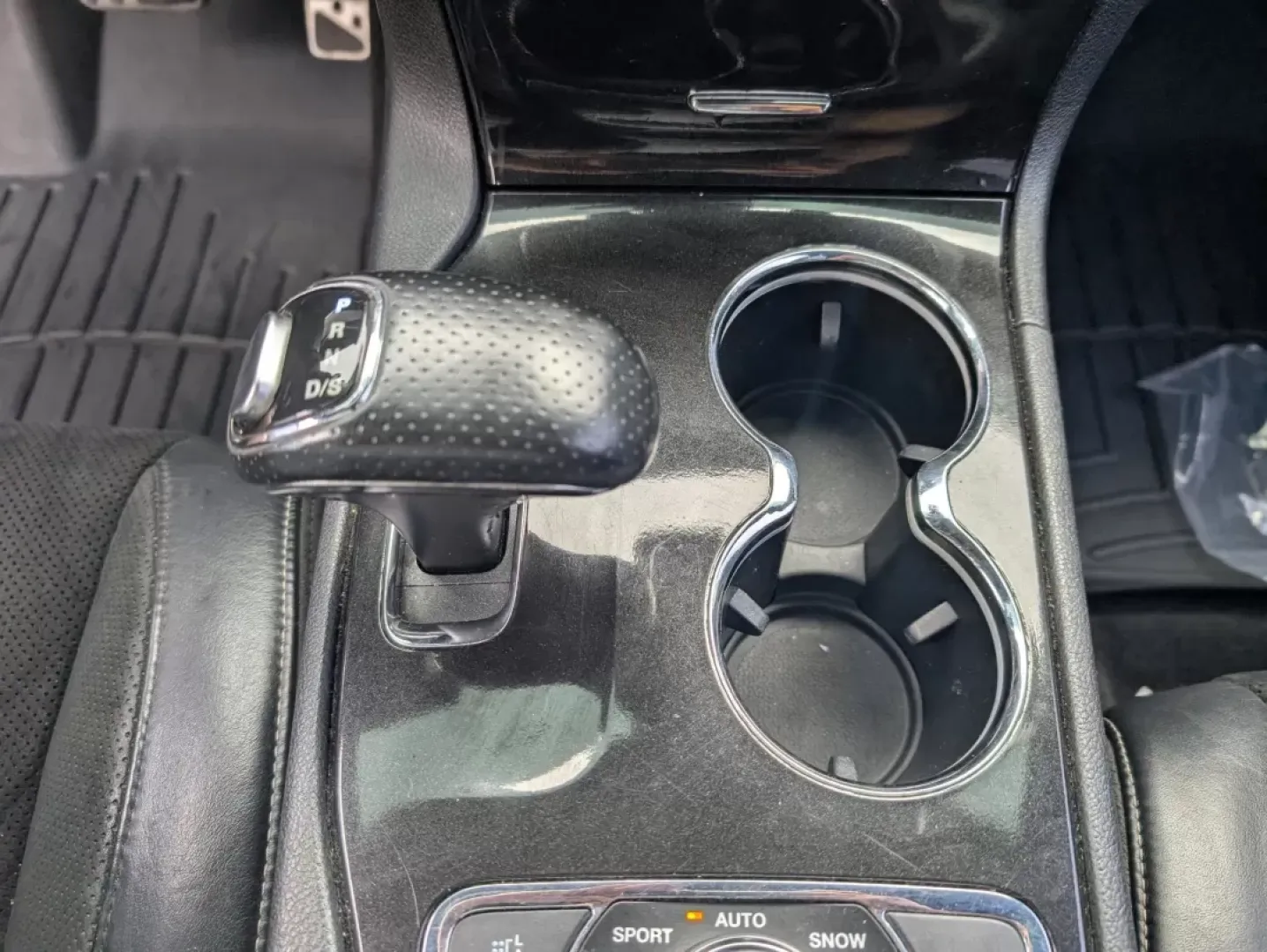 2015 /Black Jeep Grand Cherokee SRT (1C4RJFDJXFC) with an Other engine, located at 1430 Gateway Drive, Opelika, AL, 36801, (334) 239-0944, 32.637871, -85.409790 - **Elevate Your Adventures with the 2015 Jeep Grand Cherokee SRT at Gils Auto!**<br /> <br /> Are you ready to take your outdoor adventures to the next level? Whether it's cruising along the Chattahoochee River, tackling rugged terrains at nearby hiking trails, or simply enjoying a comfortable ride t - Photo#12