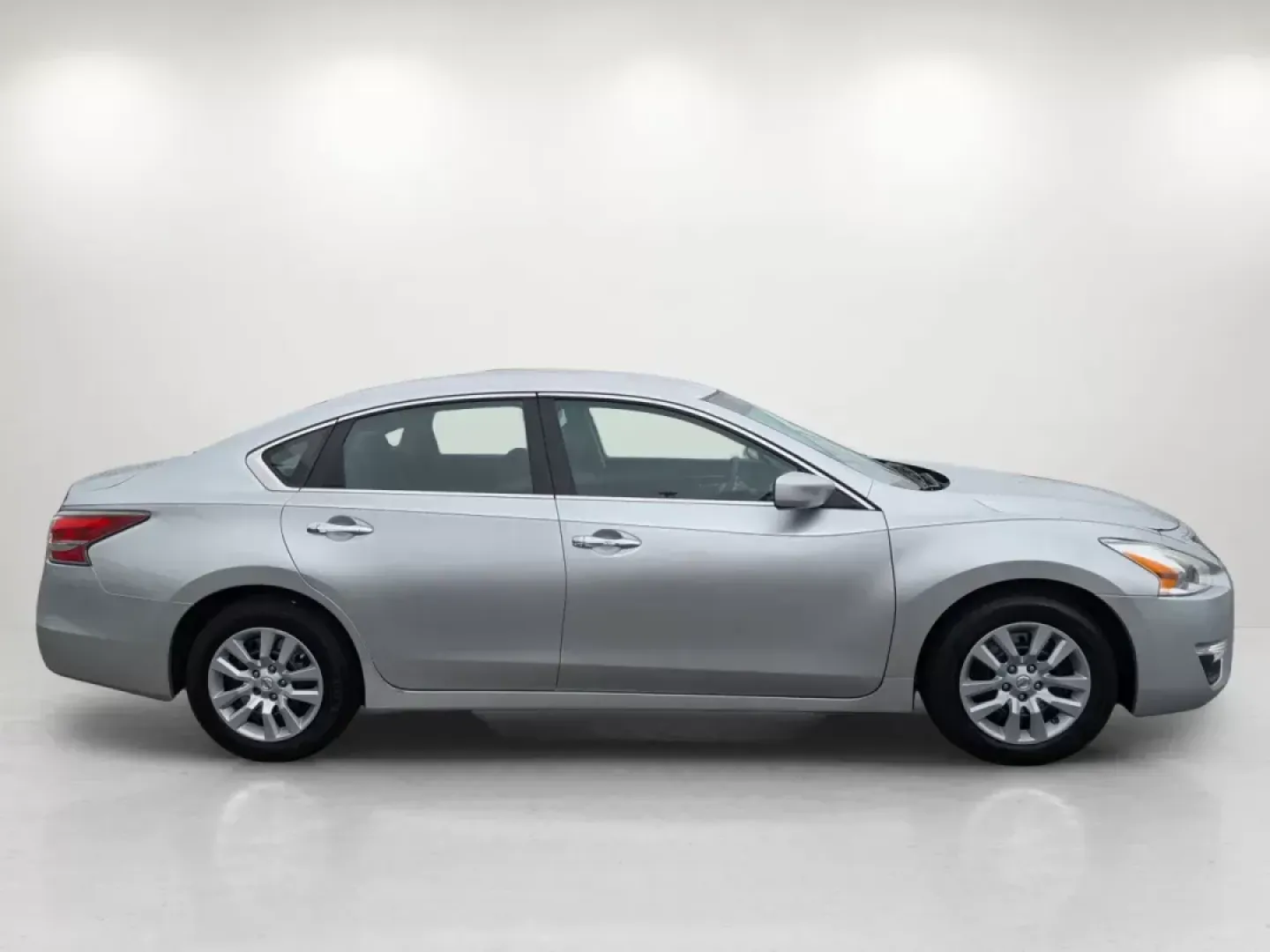 2015 /Charcoal Nissan Altima 2.5 (1N4AL3AP8FC) with an Regular Unleaded I-4 2.5 L/152 engine, 1-Speed CVT w/OD transmission, located at 5115 14th Ave., Columbus, GA, 31904, (706) 323-0345, 32.511494, -84.971046 - 2015 Nissan Altima 2.5 - Photo#3