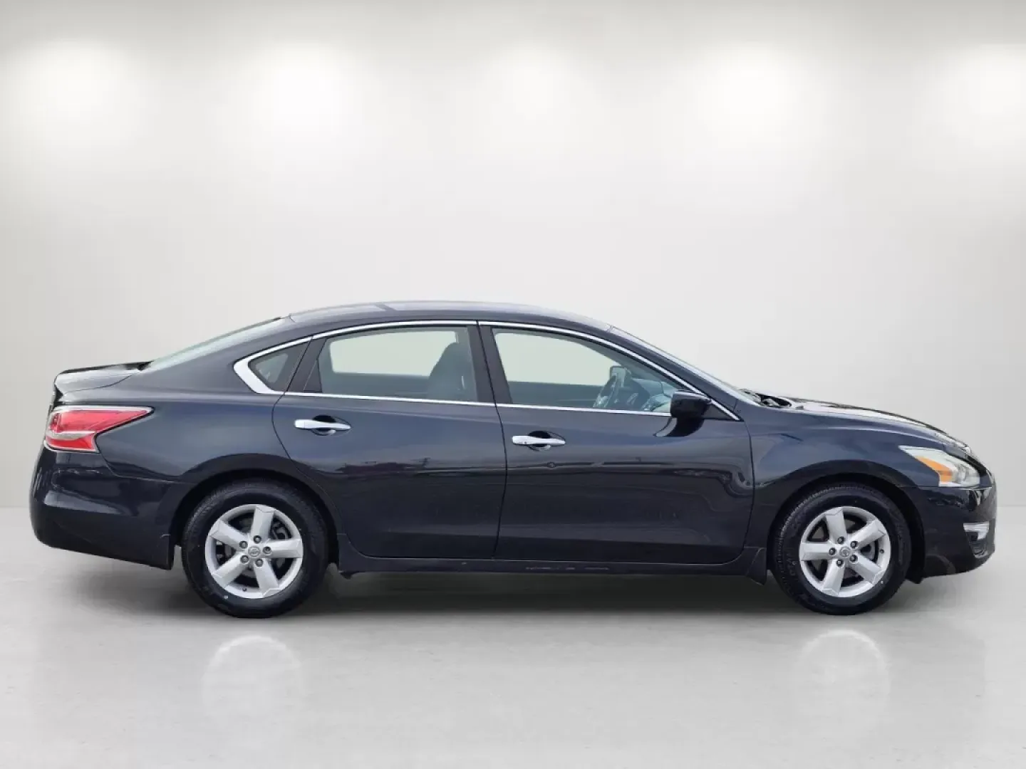 2015 /Charcoal Nissan Altima 2.5 S (1N4AL3AP3FC) with an Other engine, located at 804 22nd Ave, Phenix City, AL, 36870, (334) 297-1860, 32.484749, -85.024475 - Elevate your daily commute or weekend adventures with the perfect blend of style, comfort, and reliability the 2015 Nissan Altima 2.5 S. This sedan isn't just a vehicle; it's a lifestyle choice that caters to professionals, families, and anyone who values a smooth ride. With its impressive fuel eff - Photo#3