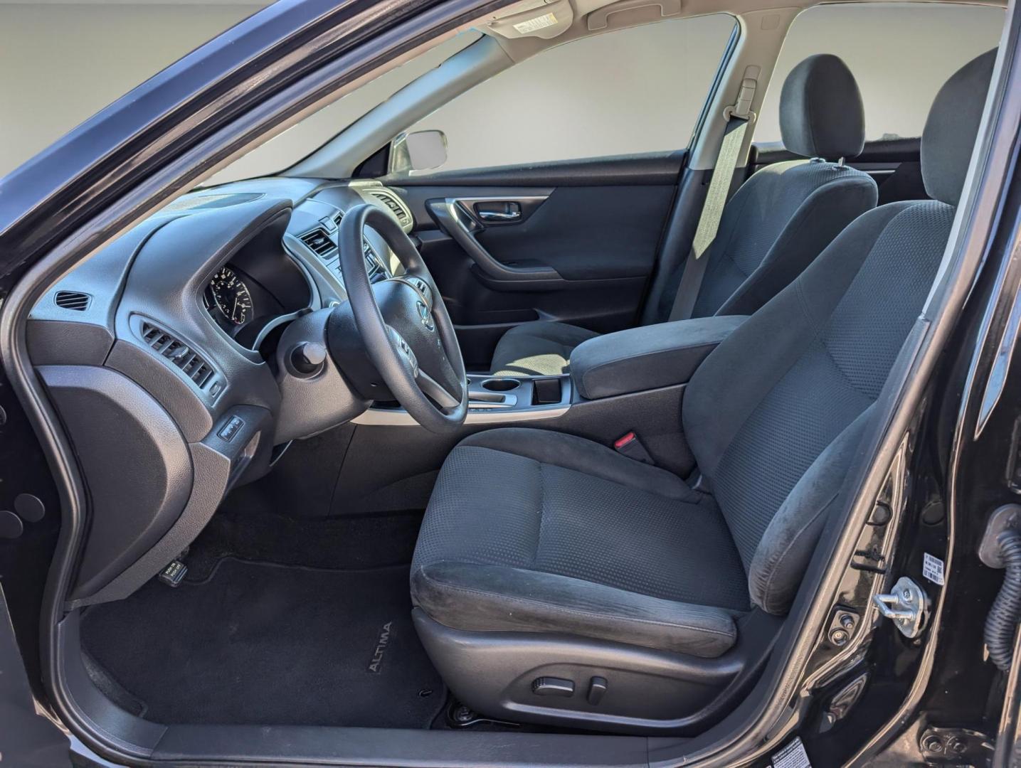 2015 /Charcoal Nissan Altima 2.5 S (1N4AL3AP3FN) with an Regular Unleaded I-4 2.5 L/152 engine, 1-Speed CVT w/OD transmission, located at 1430 Gateway Drive, Opelika, AL, 36801, (334) 239-0944, 32.637871, -85.409790 - 2015 Nissan Altima 2.5 S - Photo#9