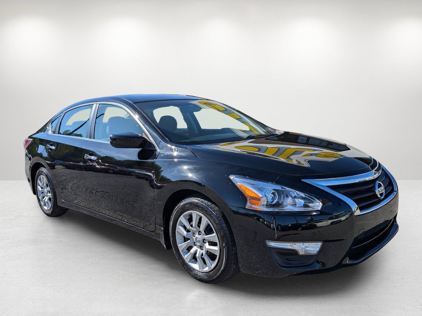 2015 /Charcoal Nissan Altima 2.5 S (1N4AL3AP3FN) with an Regular Unleaded I-4 2.5 L/152 engine, 1-Speed CVT w/OD transmission, located at 1430 Gateway Drive, Opelika, AL, 36801, (334) 239-0944, 32.637871, -85.409790 - 2015 Nissan Altima 2.5 S - Photo#2