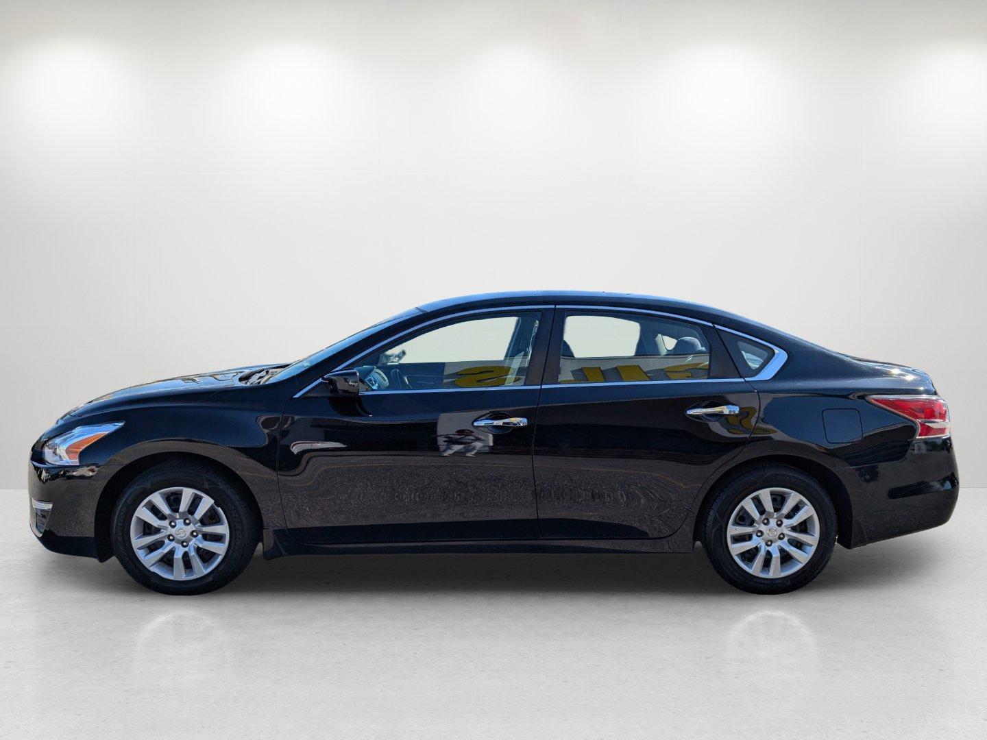 2015 /Charcoal Nissan Altima 2.5 S (1N4AL3AP3FN) with an Regular Unleaded I-4 2.5 L/152 engine, 1-Speed CVT w/OD transmission, located at 1430 Gateway Drive, Opelika, AL, 36801, (334) 239-0944, 32.637871, -85.409790 - 2015 Nissan Altima 2.5 S - Photo#7