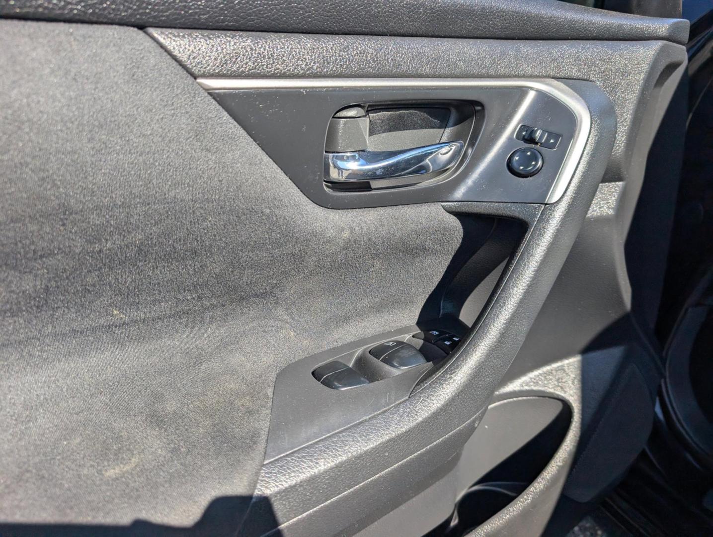 2015 /Charcoal Nissan Altima 2.5 S (1N4AL3AP3FN) with an Regular Unleaded I-4 2.5 L/152 engine, 1-Speed CVT w/OD transmission, located at 1430 Gateway Drive, Opelika, AL, 36801, (334) 239-0944, 32.637871, -85.409790 - 2015 Nissan Altima 2.5 S - Photo#8