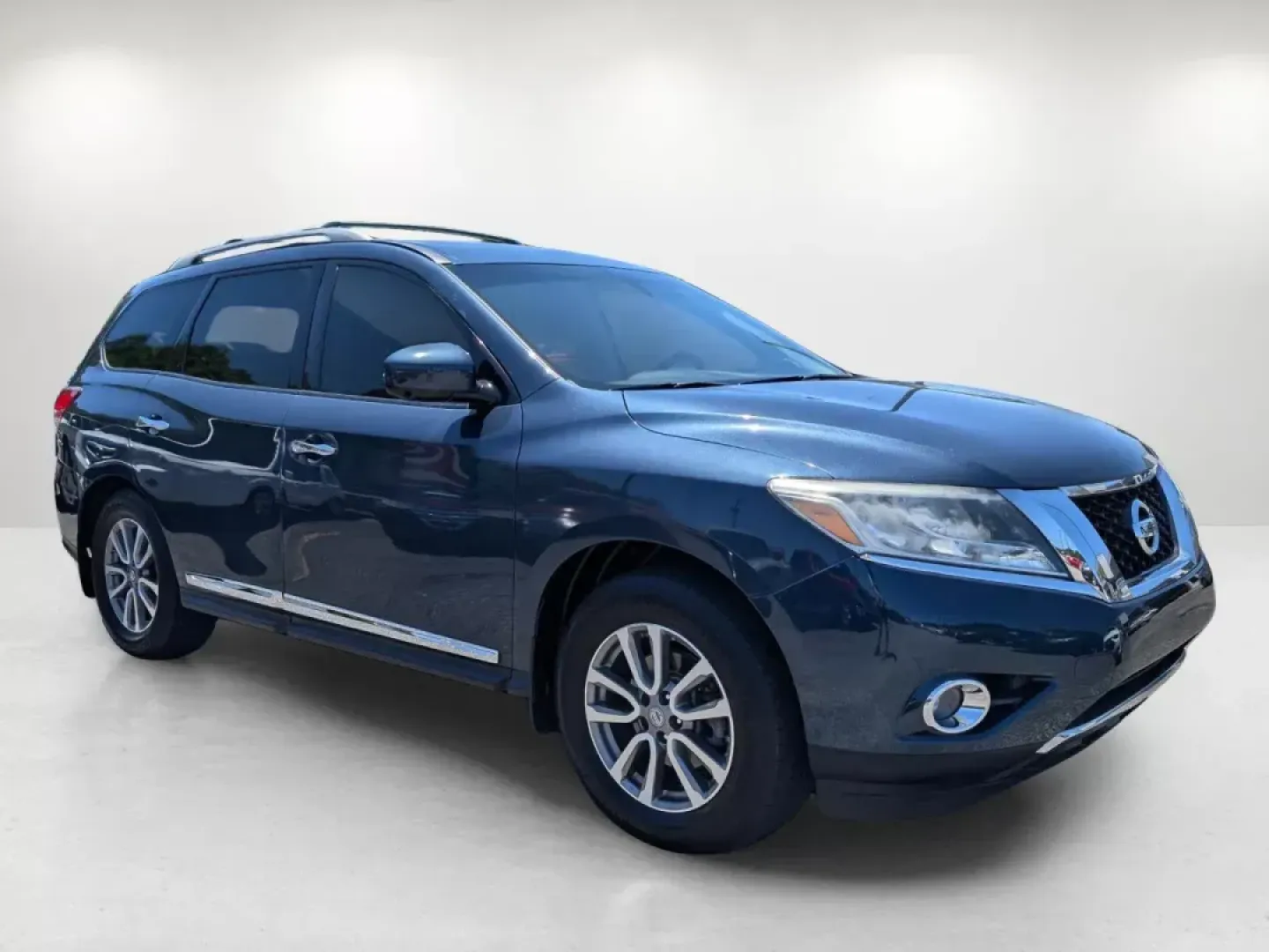2015 /Charcoal Nissan Pathfinder SL (5N1AR2MM3FC) with an Regular Unleaded V-6 3.5 L/213 engine, 1-Speed CVT w/OD transmission, located at 5115 14th Ave., Columbus, GA, 31904, (706) 323-0345, 32.511494, -84.971046 - **Discover Your Next Adventure with the 2015 Nissan Pathfinder SL at Gils Auto - Columbus!**<br /> <br /> Are you ready for weekend getaways or daily commutes that blend comfort, style, and capability? The 2015 Nissan Pathfinder SL is the perfect SUV for families, adventurers, and anyone looking for - Photo#2