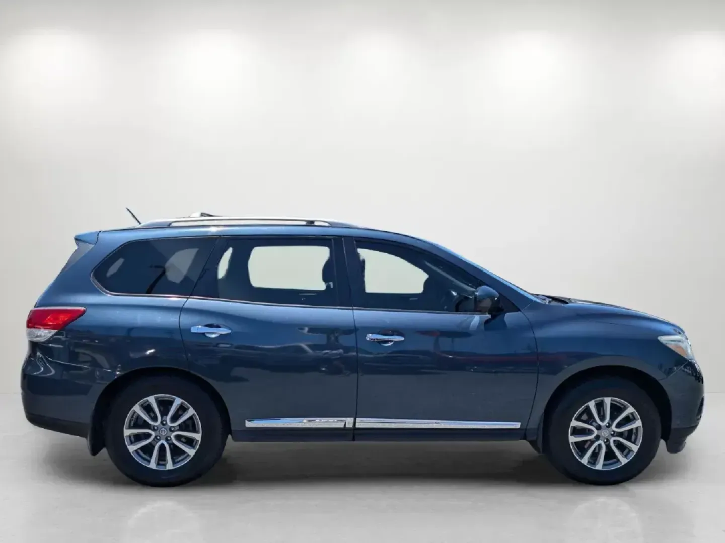 2015 /Charcoal Nissan Pathfinder SL (5N1AR2MM3FC) with an Regular Unleaded V-6 3.5 L/213 engine, 1-Speed CVT w/OD transmission, located at 5115 14th Ave., Columbus, GA, 31904, (706) 323-0345, 32.511494, -84.971046 - **Discover Your Next Adventure with the 2015 Nissan Pathfinder SL at Gils Auto - Columbus!**<br /> <br /> Are you ready for weekend getaways or daily commutes that blend comfort, style, and capability? The 2015 Nissan Pathfinder SL is the perfect SUV for families, adventurers, and anyone looking for - Photo#3