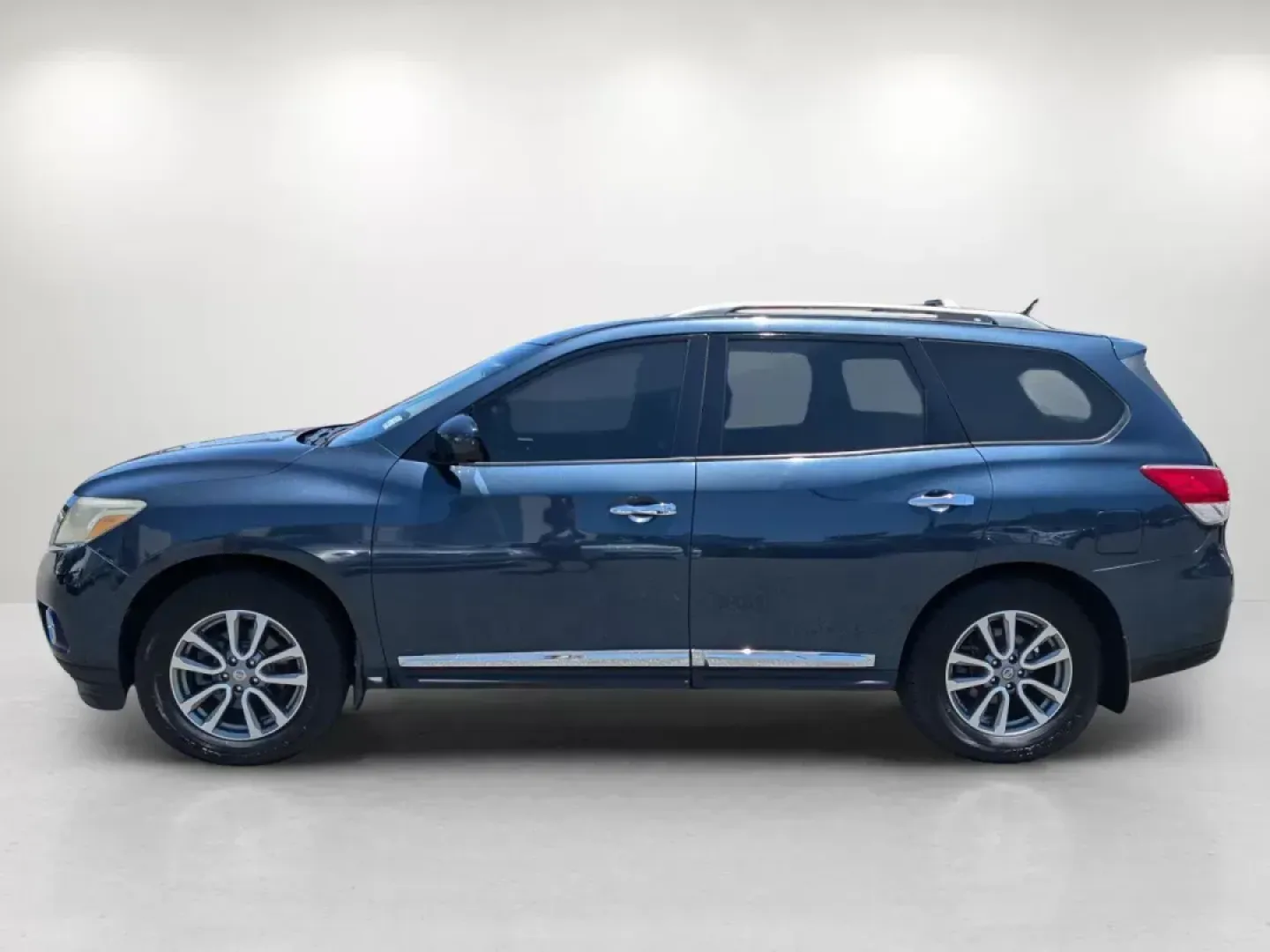 2015 /Charcoal Nissan Pathfinder SL (5N1AR2MM3FC) with an Regular Unleaded V-6 3.5 L/213 engine, 1-Speed CVT w/OD transmission, located at 5115 14th Ave., Columbus, GA, 31904, (706) 323-0345, 32.511494, -84.971046 - **Discover Your Next Adventure with the 2015 Nissan Pathfinder SL at Gils Auto - Columbus!**<br /> <br /> Are you ready for weekend getaways or daily commutes that blend comfort, style, and capability? The 2015 Nissan Pathfinder SL is the perfect SUV for families, adventurers, and anyone looking for - Photo#7