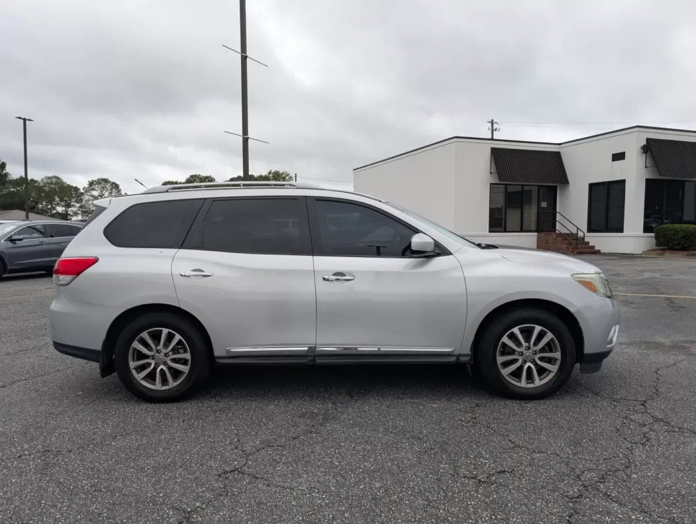2015 /Charcoal Nissan Pathfinder SL (5N1AR2MN5FC) with an Other engine, located at 3959 U.S. 80 W, Phenix City, AL, 36870, (334) 297-4885, 32.469296, -85.135185 - **Experience Adventure with the 2015 Nissan Pathfinder SL at Gils Auto - Phenix City!**<br /> <br /> Are you ready to elevate your family trips, weekend getaways, or daily commutes? The 2015 Nissan Pathfinder SL is your ticket to an exciting lifestyle filled with adventure and comfort. Perfect for g - Photo#3