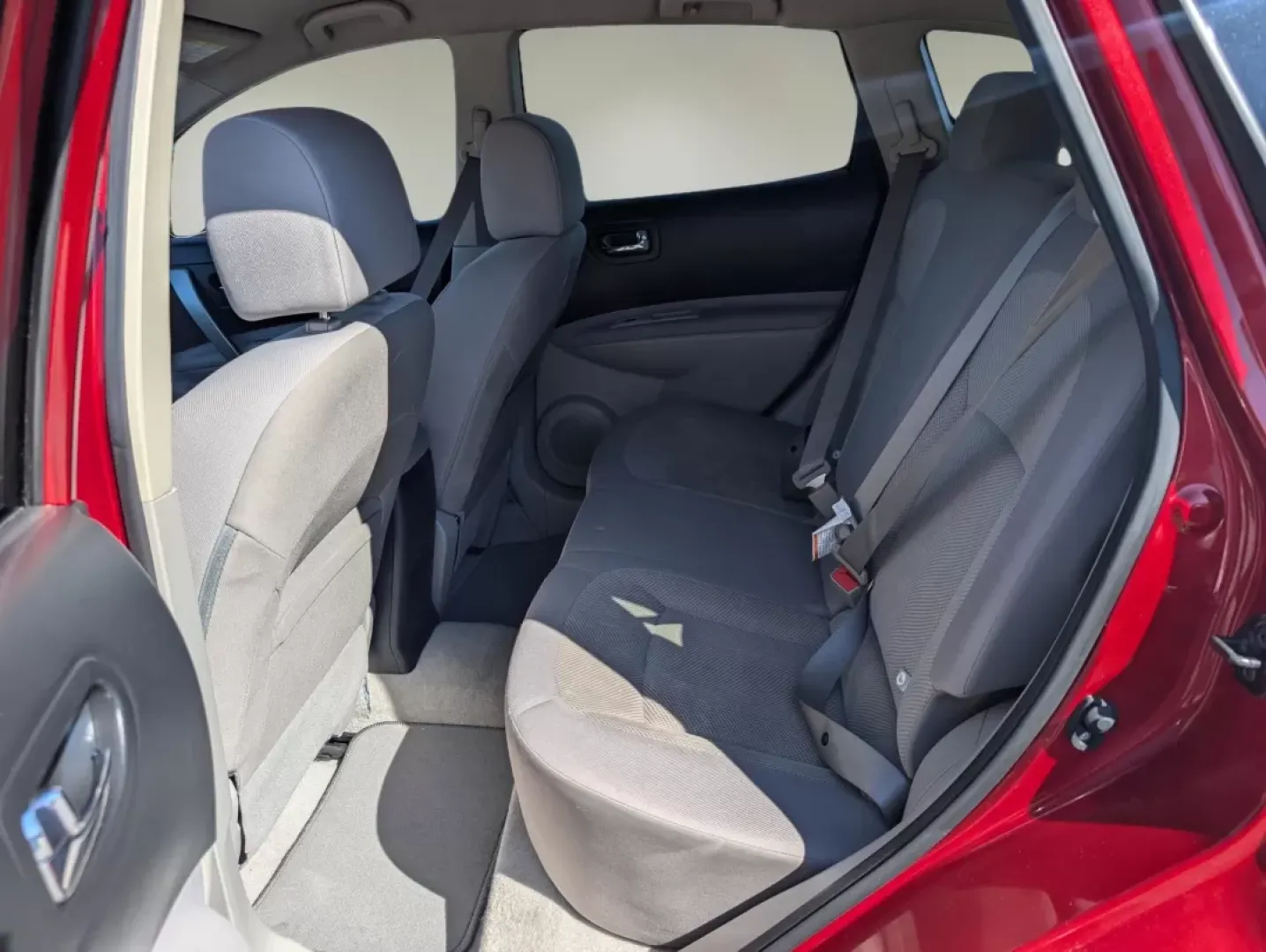 2015 /Gray Nissan Rogue S (JN8AS5MT4FW) with an Other engine, located at 1430 Gateway Drive, Opelika, AL, 36801, (334) 239-0944, 32.637871, -85.409790 - **Embrace Adventure with the 2015 Nissan Rogue Select Perfect for Your Next Family Getaway!**<br /> <br /> If you're seeking a vehicle that effortlessly blends comfort, style, and functionality, look no further than this 2015 Nissan Rogue Select S. This SUV is tailored for growing families, making - Photo#9