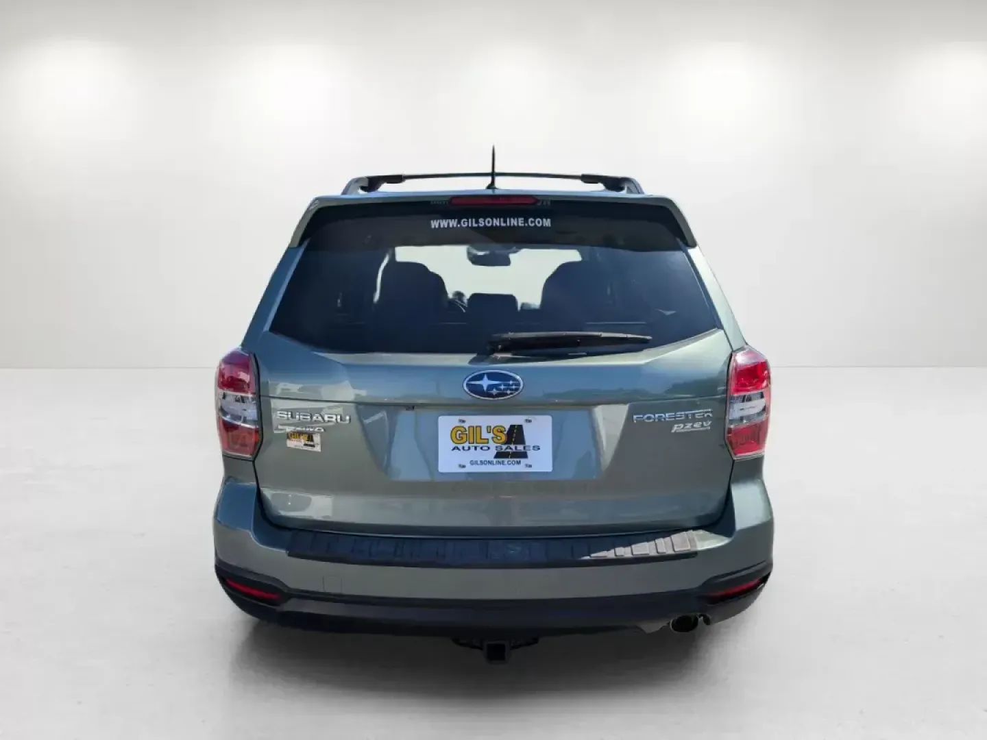 2015 /Gray Subaru Forester 2.5i Limited (JF2SJAHC5FH) with an Regular Unleaded H-4 2.5 L/152 engine, 6-Speed CVT w/OD transmission, located at 1430 Gateway Drive, Opelika, AL, 36801, (334) 239-0944, 32.637871, -85.409790 - 2015 Subaru Forester 2.5i Limited - Photo#5