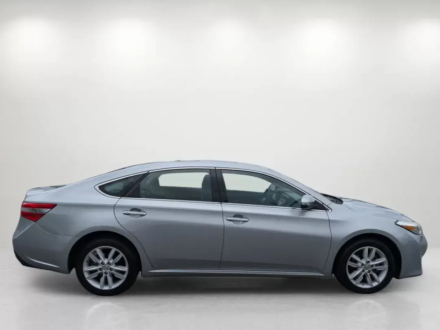 2015 Toyota Avalon XLE Premium (4T1BK1EB6FU) with an Regular Unleaded V-6 3.5 L/211 engine, 6-Speed Automatic w/OD transmission, located at 804 22nd Ave, Phenix City, AL, 36870, (334) 297-1860, 32.484749, -85.024475 - 2015 Toyota Avalon XLE Premium - Photo#4